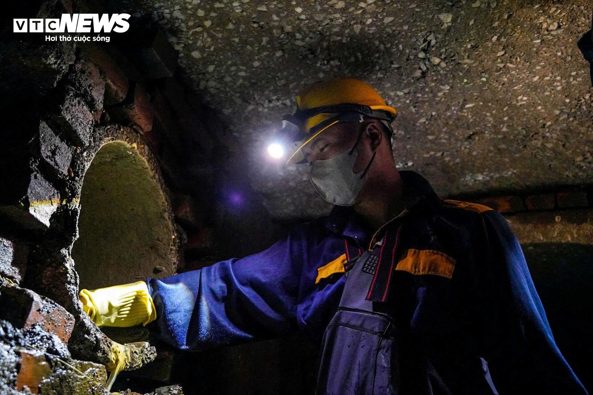 Những người làm bạn với chuột gián, lội bùn độc khơi thông cống ngầm Hà Nội - 11