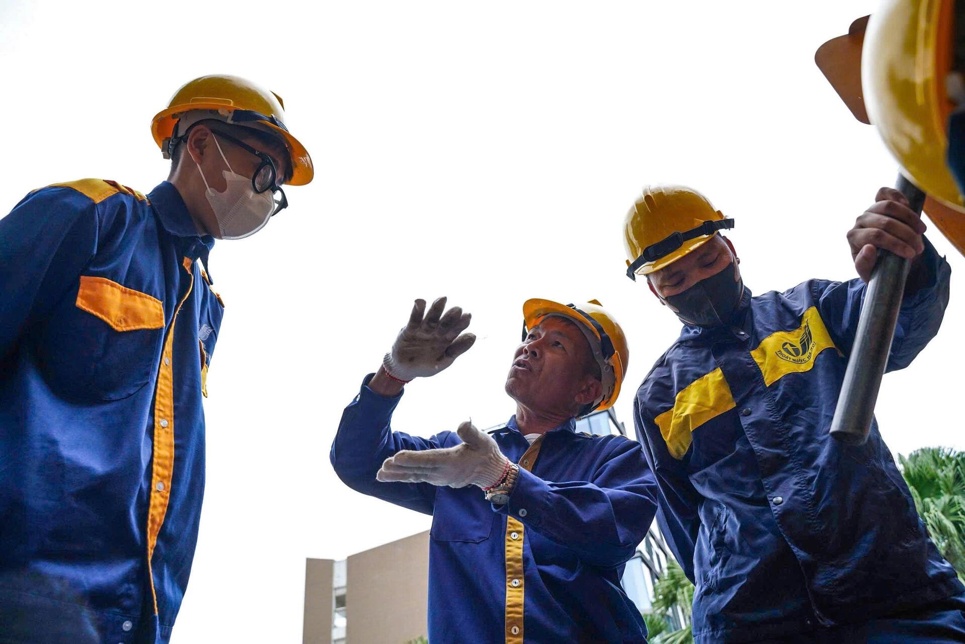 Những người làm bạn với chuột gián, lội bùn độc khơi thông cống ngầm Hà Nội - 2