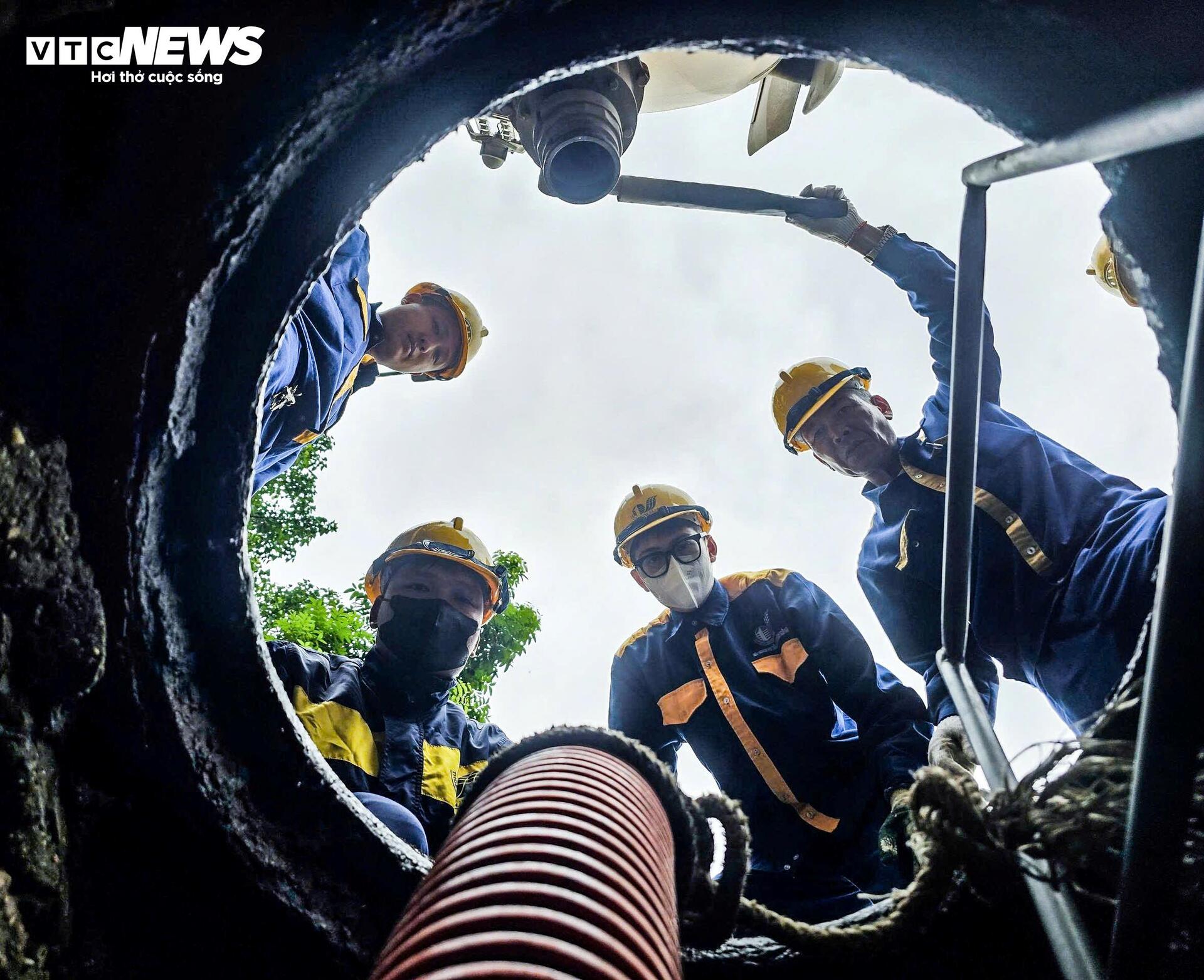 Những người làm bạn với chuột gián, lội bùn độc khơi thông cống ngầm Hà Nội - 3