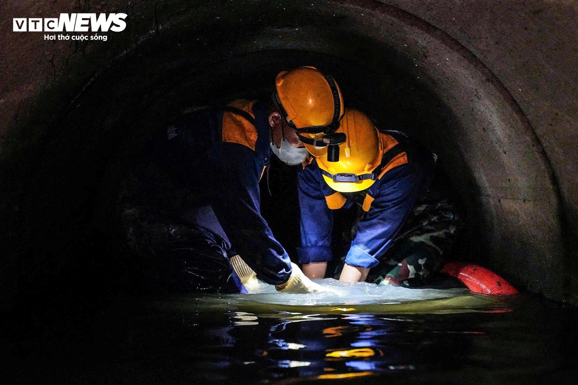 Những người làm bạn với chuột gián, lội bùn độc khơi thông cống ngầm Hà Nội - 8