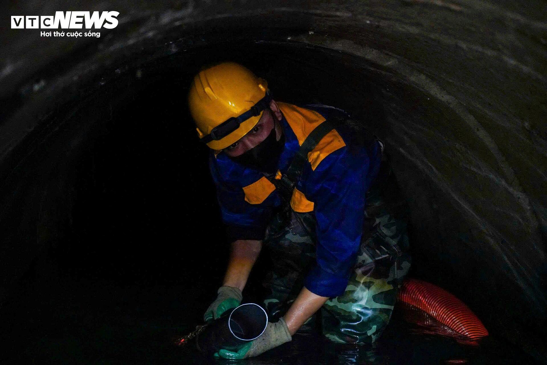 Những người làm bạn với chuột gián, lội bùn độc khơi thông cống ngầm Hà Nội - 10