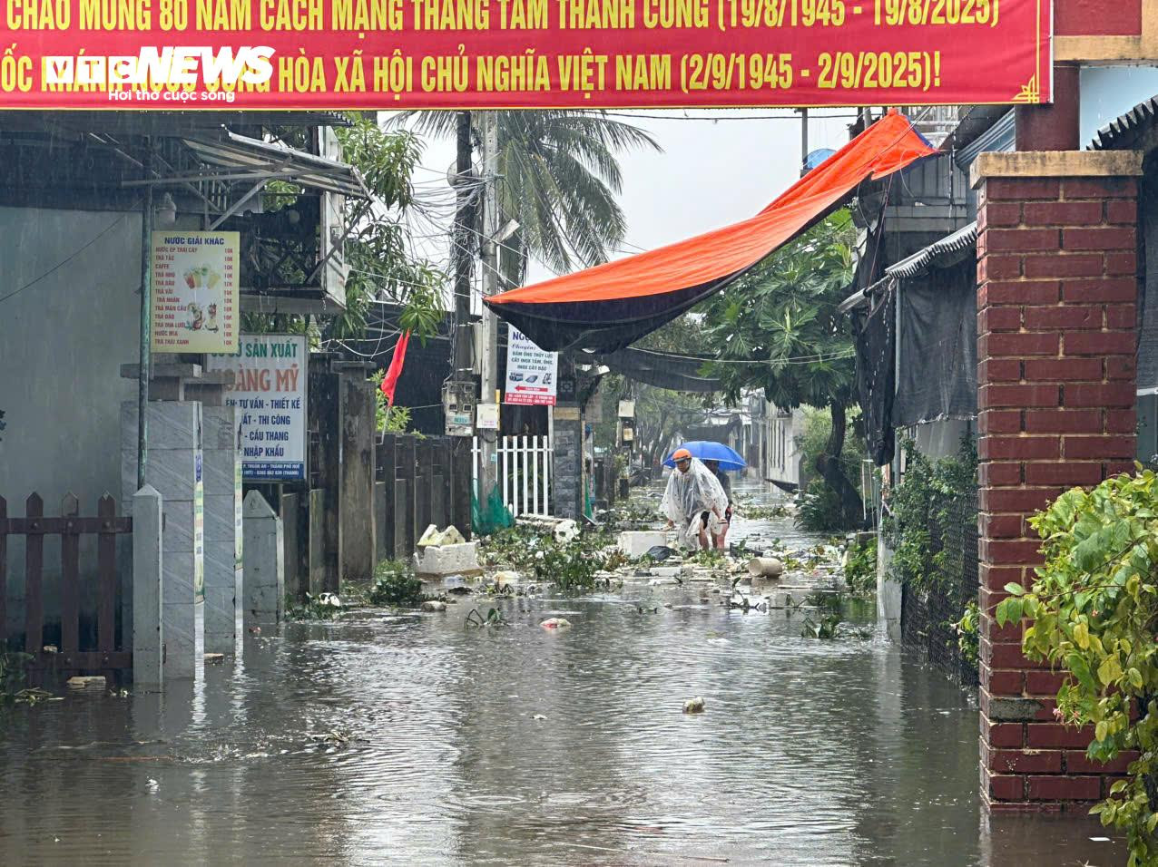 Bão tan, mưa giảm, người dân ven biển TP Huế vẫn bì bõm trong nước lũ - 1