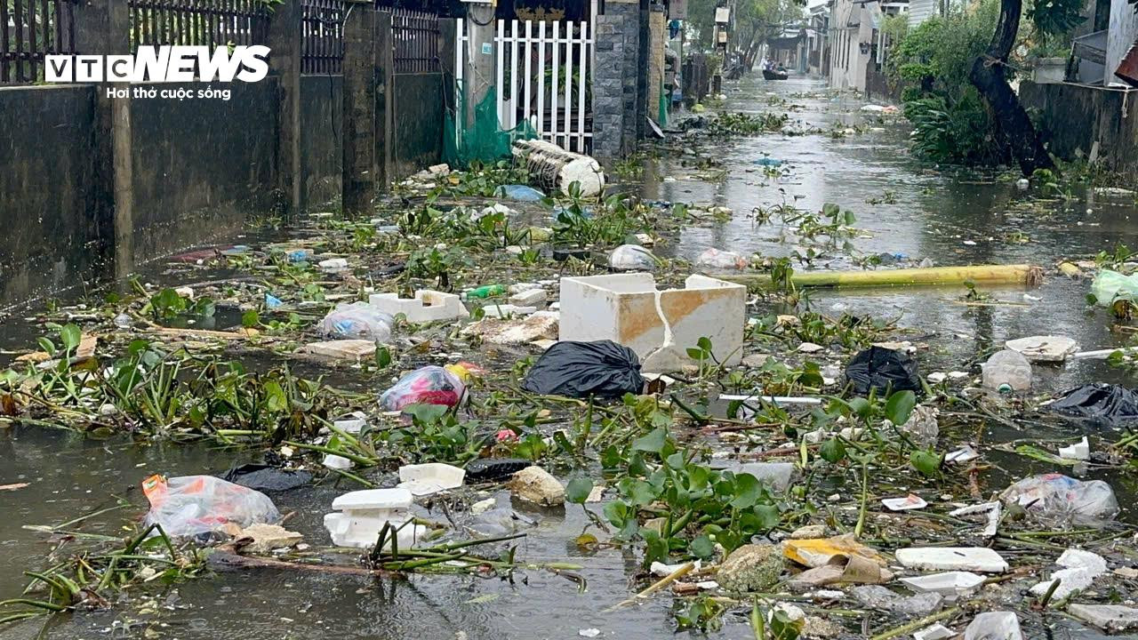 Bão tan, mưa giảm, người dân ven biển TP Huế vẫn bì bõm trong nước lũ - 3