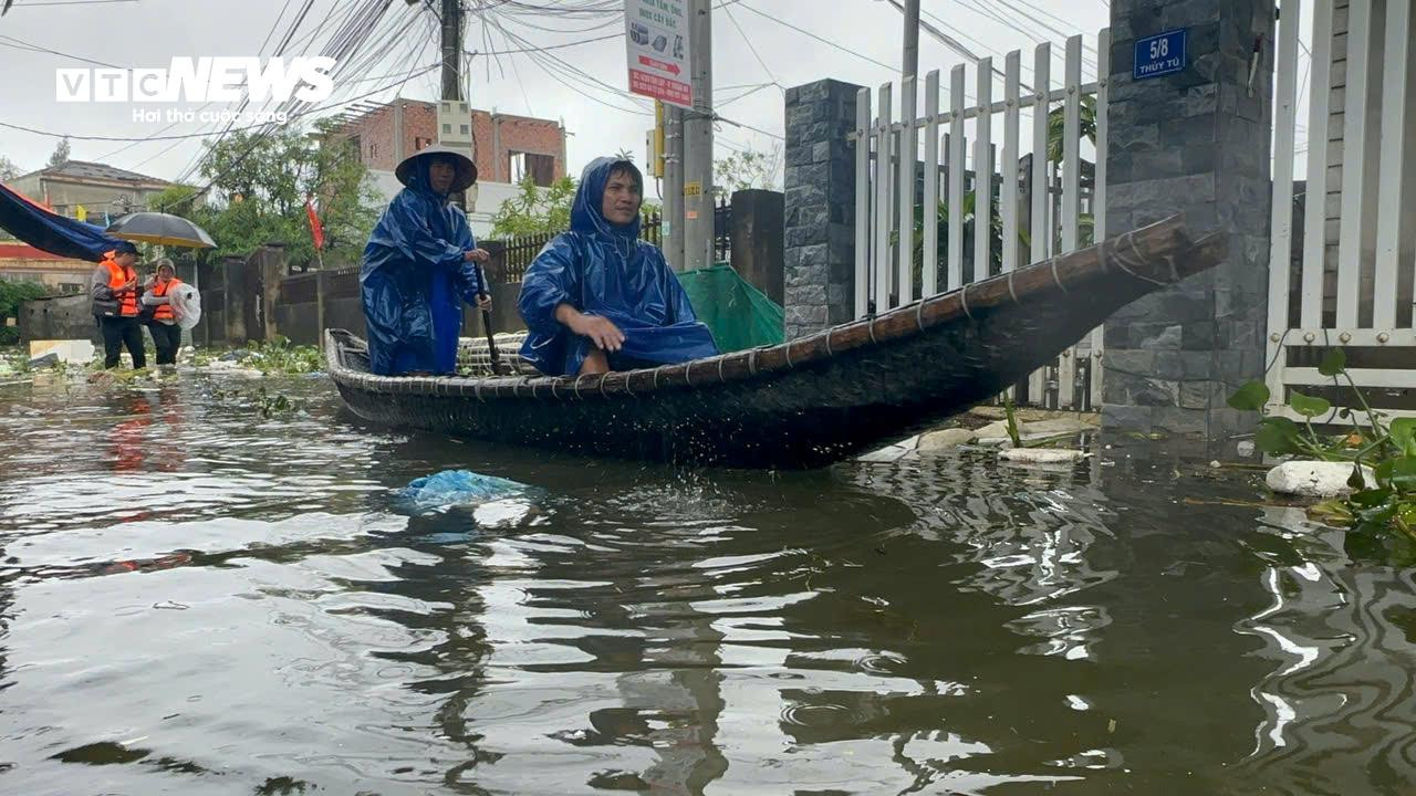 Bão tan, mưa giảm, người dân ven biển TP Huế vẫn bì bõm trong nước lũ - 2