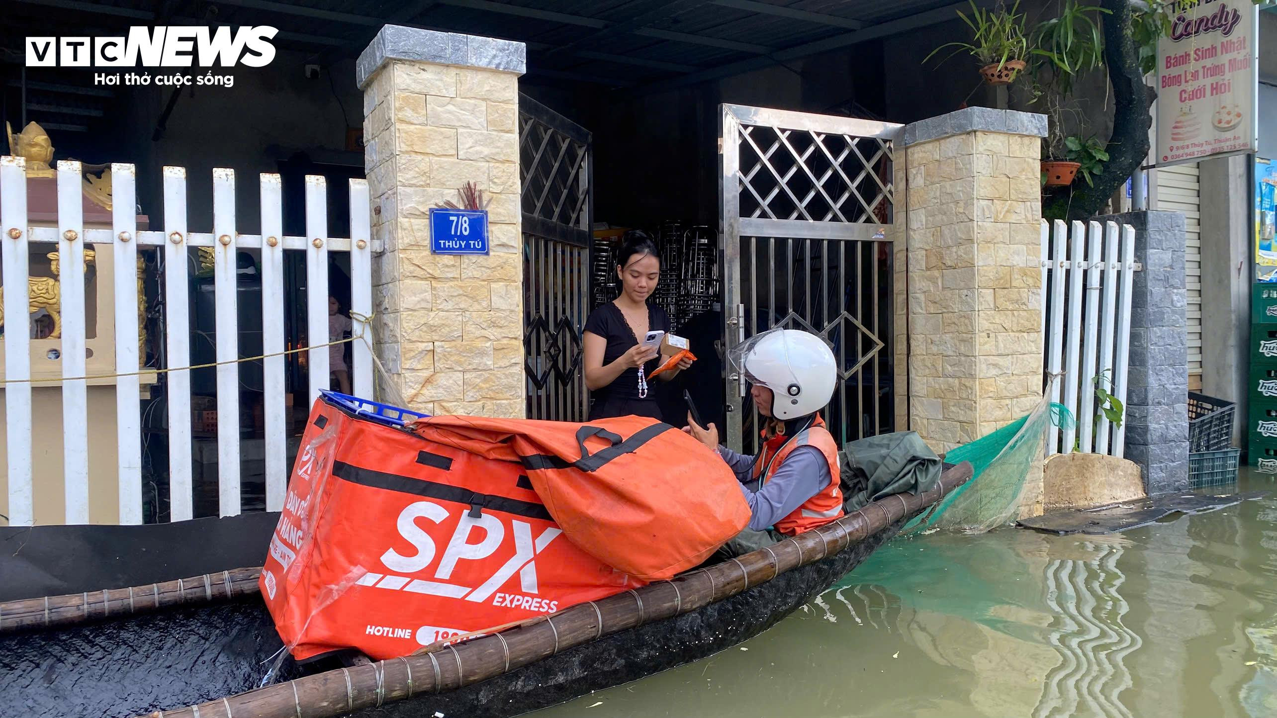 Bão tan, mưa giảm, người dân ven biển TP Huế vẫn bì bõm trong nước lũ - 8