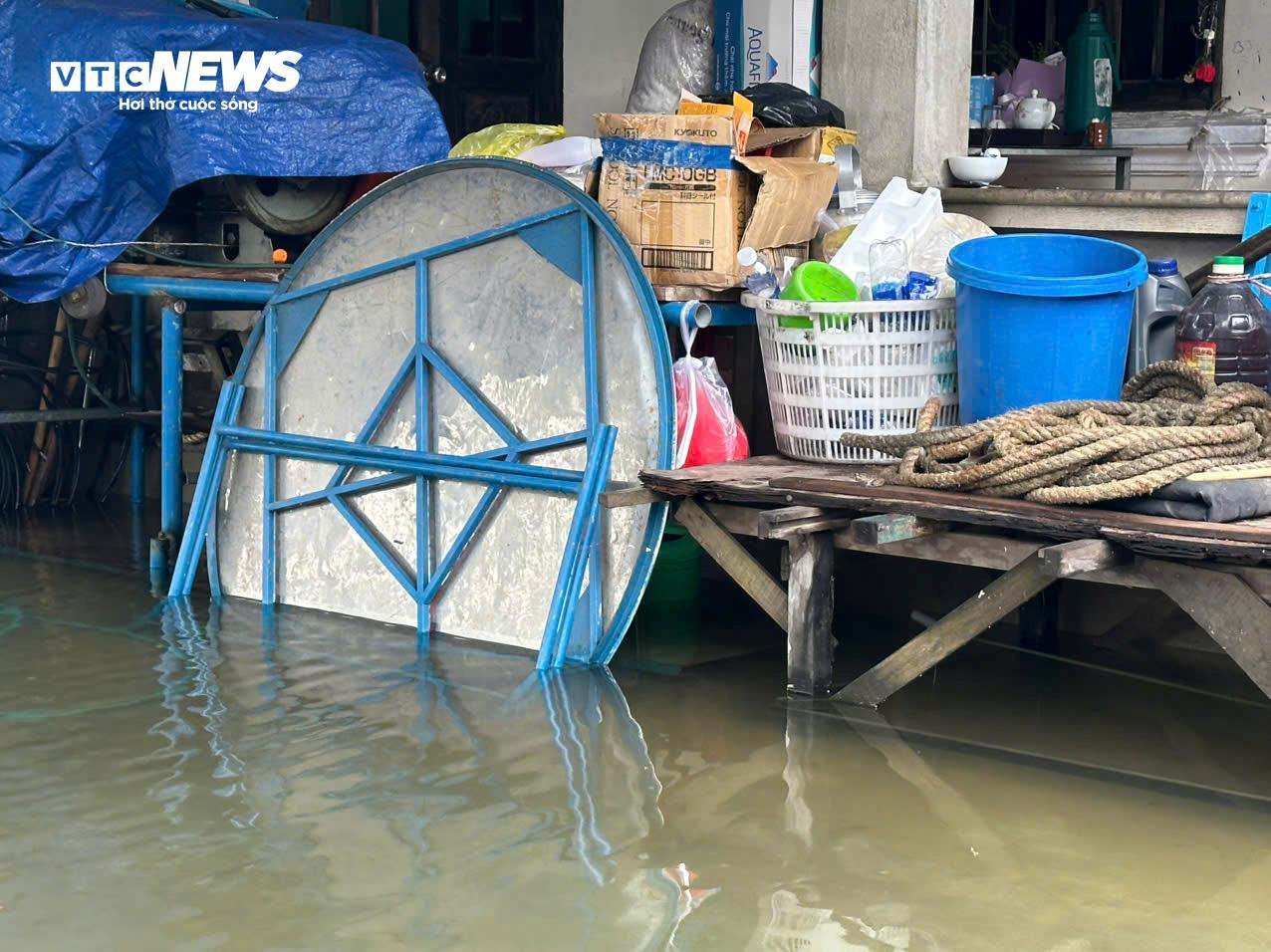 Bão tan, mưa giảm, người dân ven biển TP Huế vẫn bì bõm trong nước lũ - 11