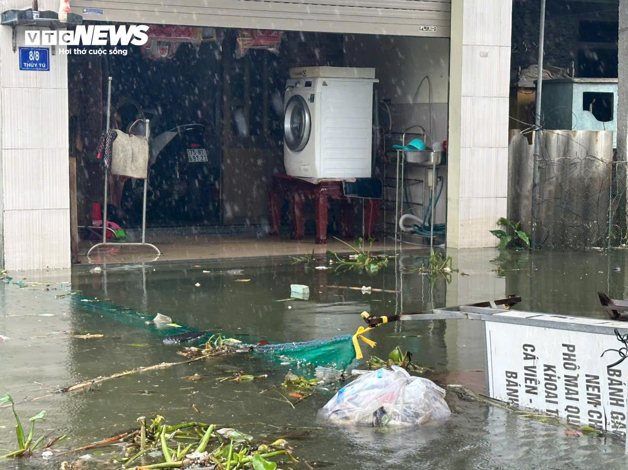 Bão tan, mưa giảm, người dân ven biển TP Huế vẫn bì bõm trong nước lũ - 10