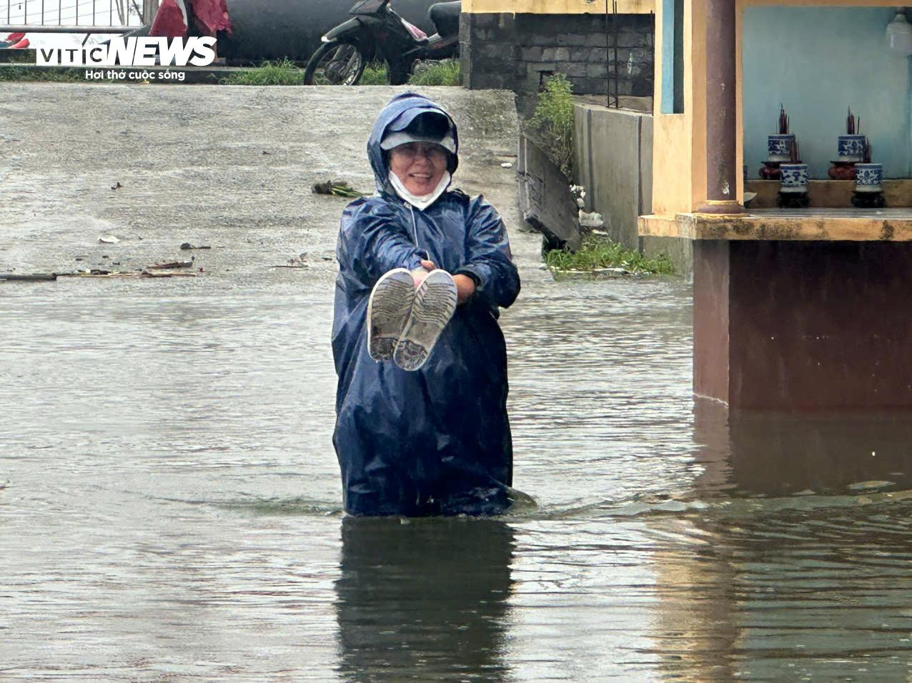 Bão tan, mưa giảm, người dân ven biển TP Huế vẫn bì bõm trong nước lũ - 6