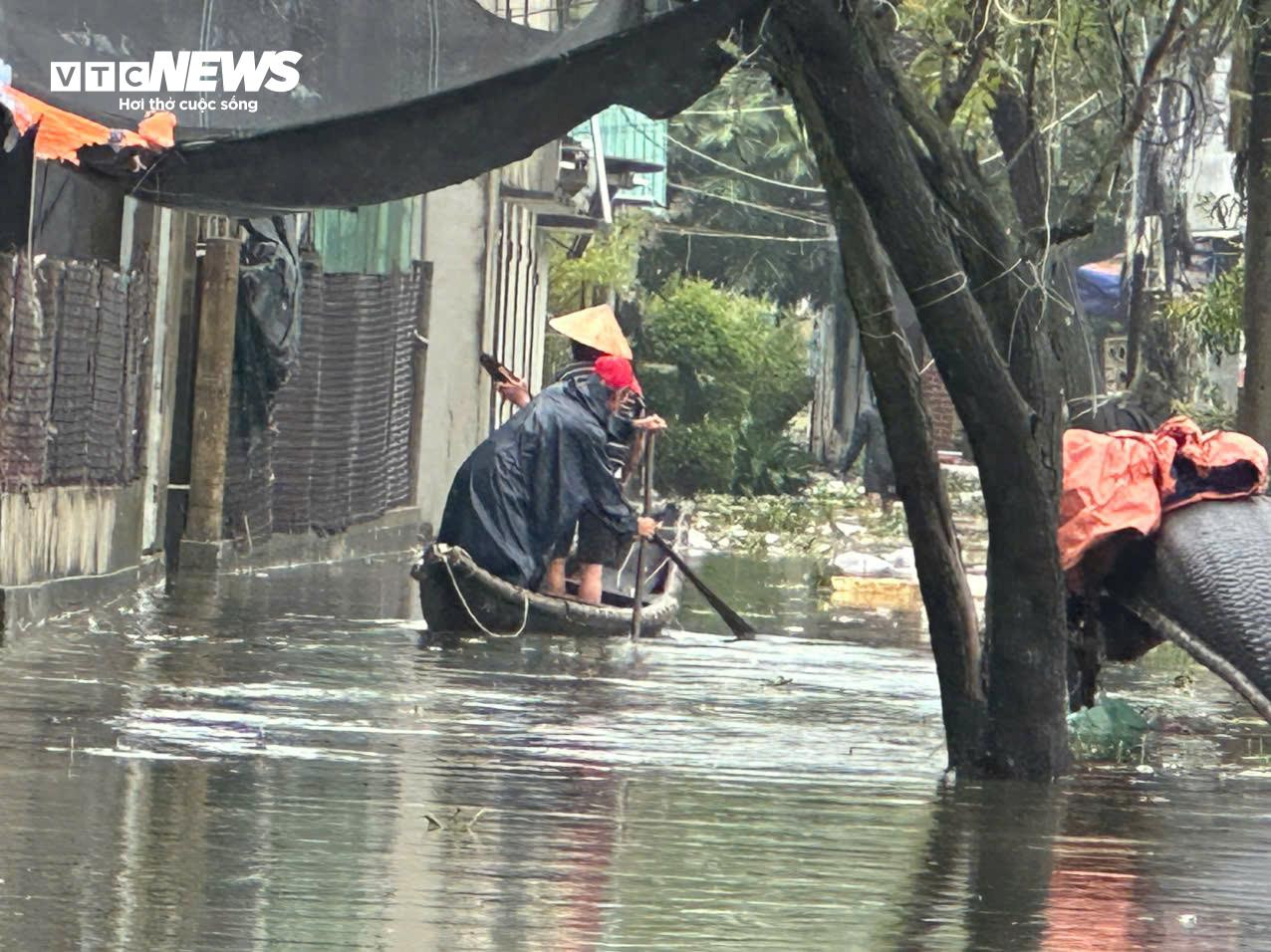 Bão tan, mưa giảm, người dân ven biển TP Huế vẫn bì bõm trong nước lũ - 9