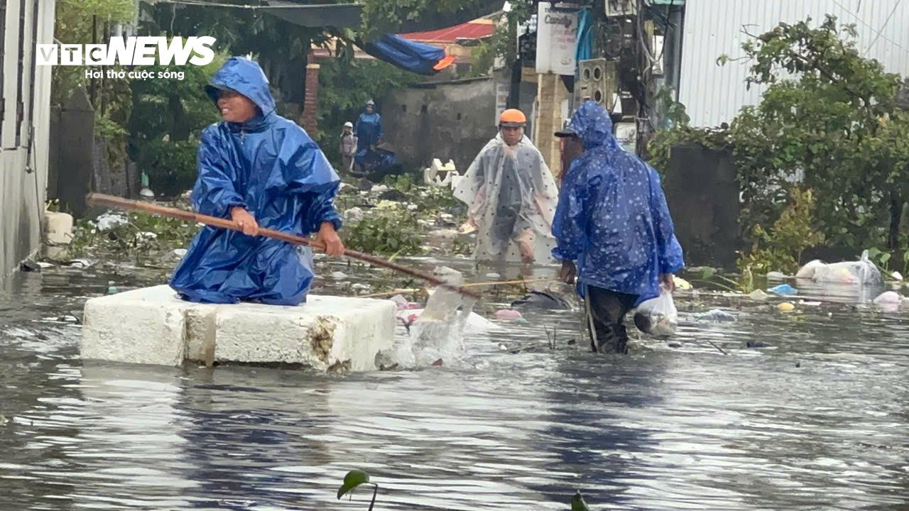 Bão tan, mưa giảm, người dân ven biển TP Huế vẫn bì bõm trong nước lũ - 7