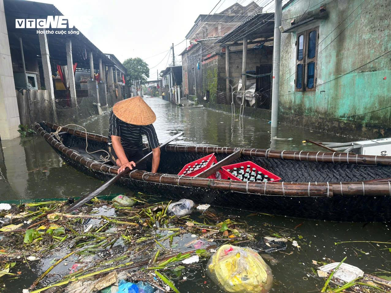 Bão tan, mưa giảm, người dân ven biển TP Huế vẫn bì bõm trong nước lũ - 5