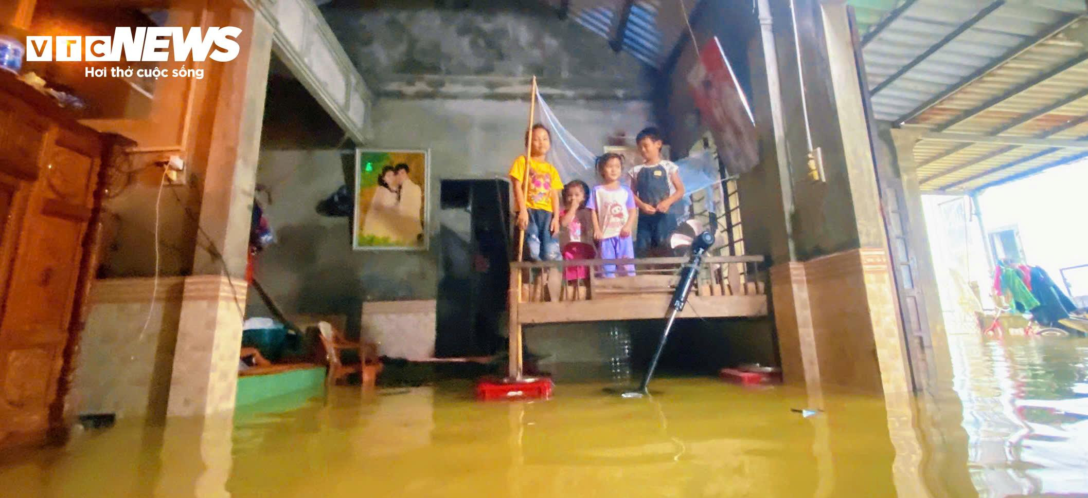 Bão tan, mưa giảm, người dân ven biển TP Huế vẫn bì bõm trong nước lũ - 4