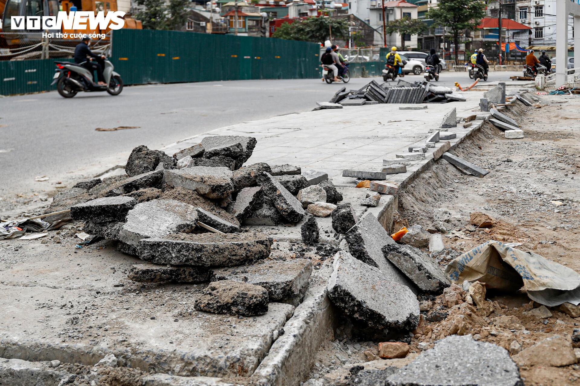 Cận cảnh vỉa hè Hà Nội vỡ nát, chuẩn bị được thay 'áo mới' đồng loạt - 4