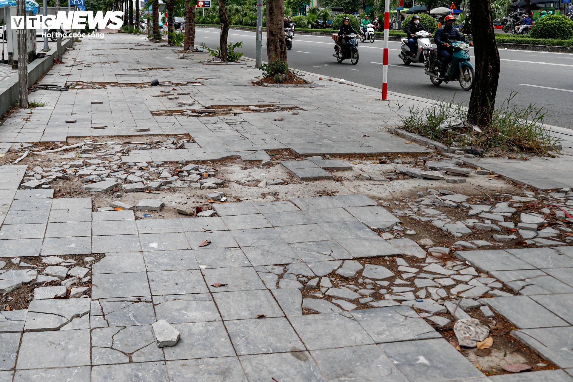 Cận cảnh vỉa hè Hà Nội vỡ nát, chuẩn bị được thay 'áo mới' đồng loạt - 14