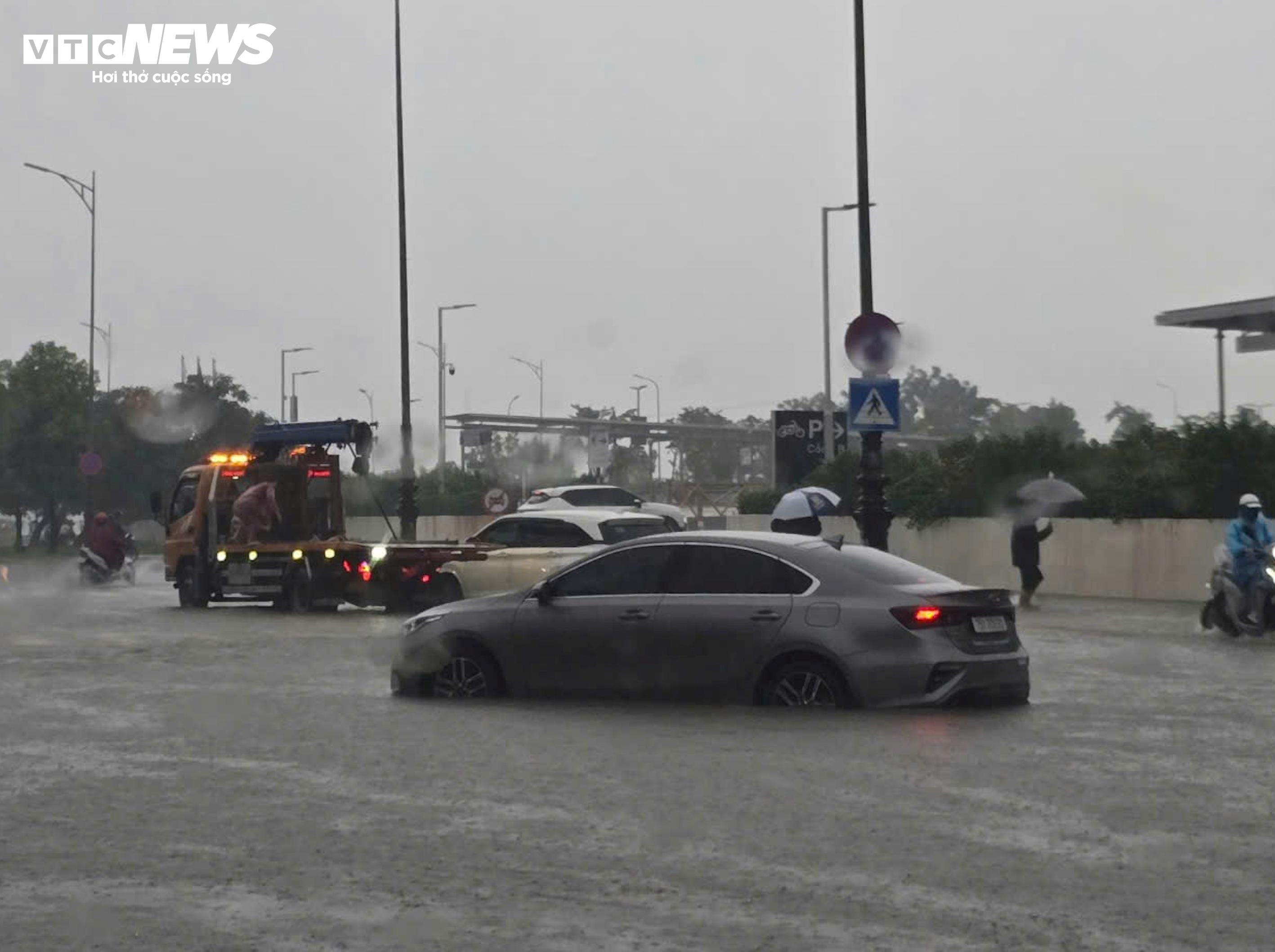 Mưa xối xả, nước sông lên nhanh, người dân TP Huế chạy lũ trong đêm - 13