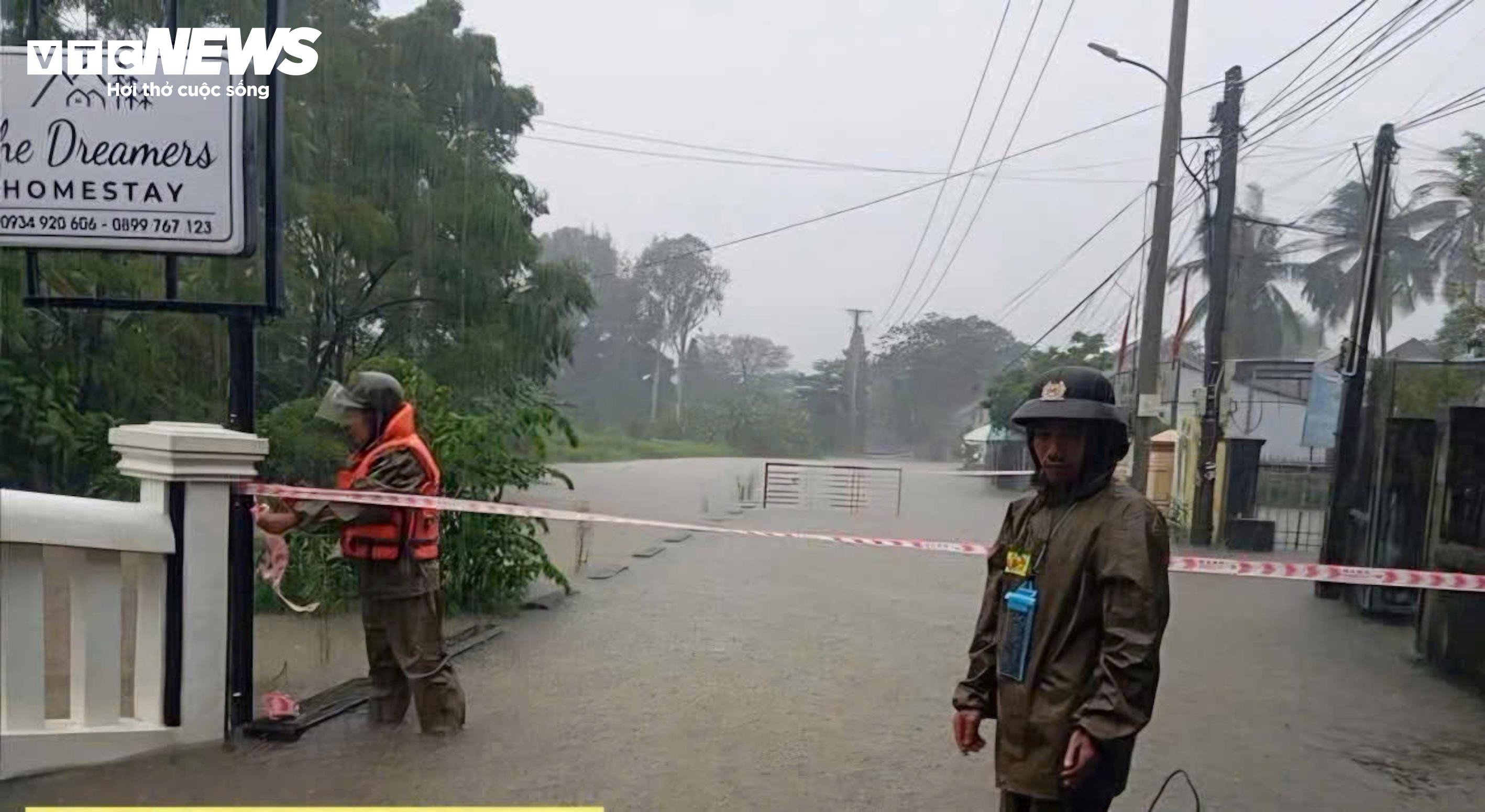 Mưa xối xả, nước sông lên nhanh, người dân TP Huế chạy lũ trong đêm - 12