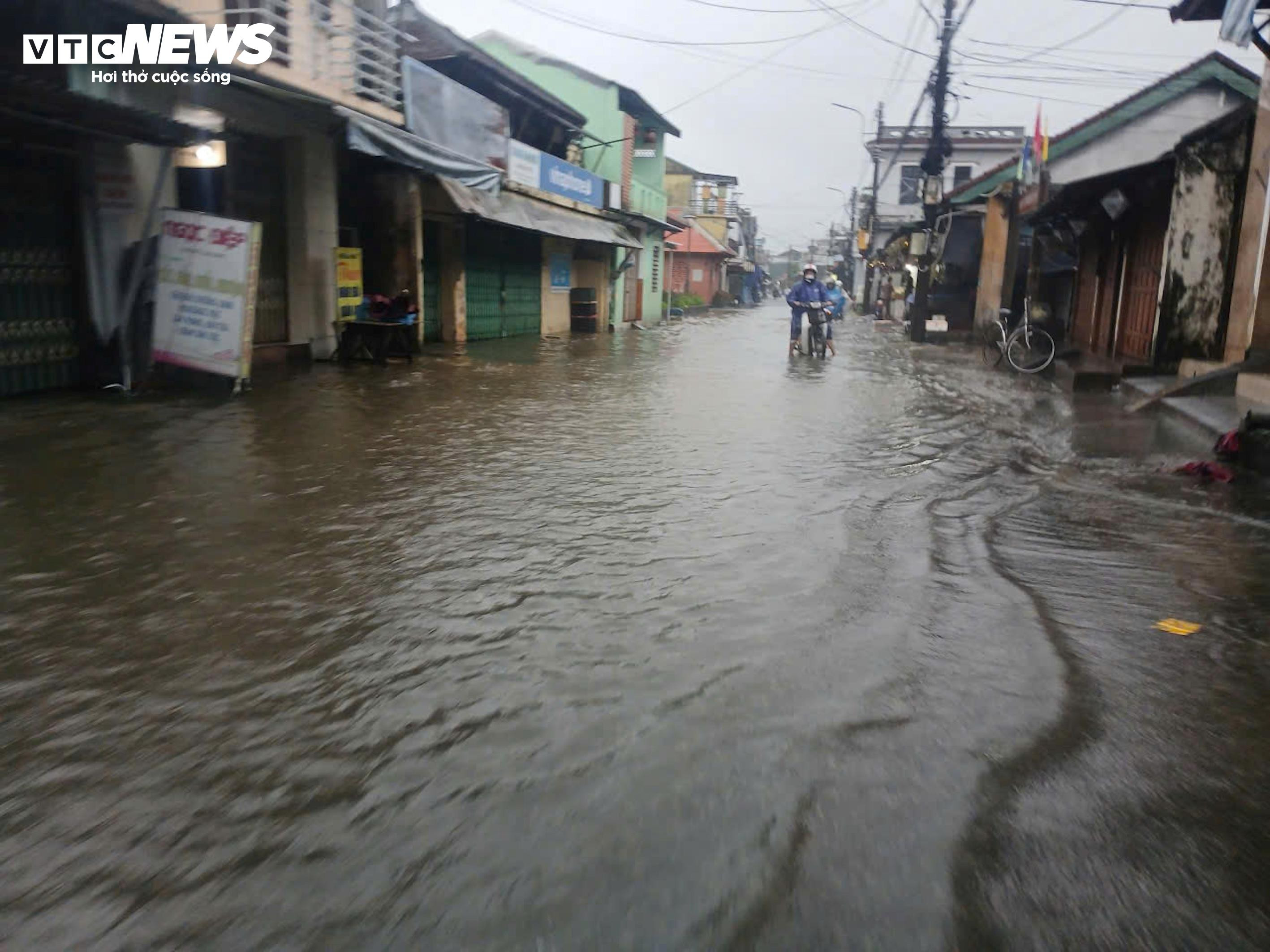 Mưa xối xả, nước sông lên nhanh, người dân TP Huế chạy lũ trong đêm - 11