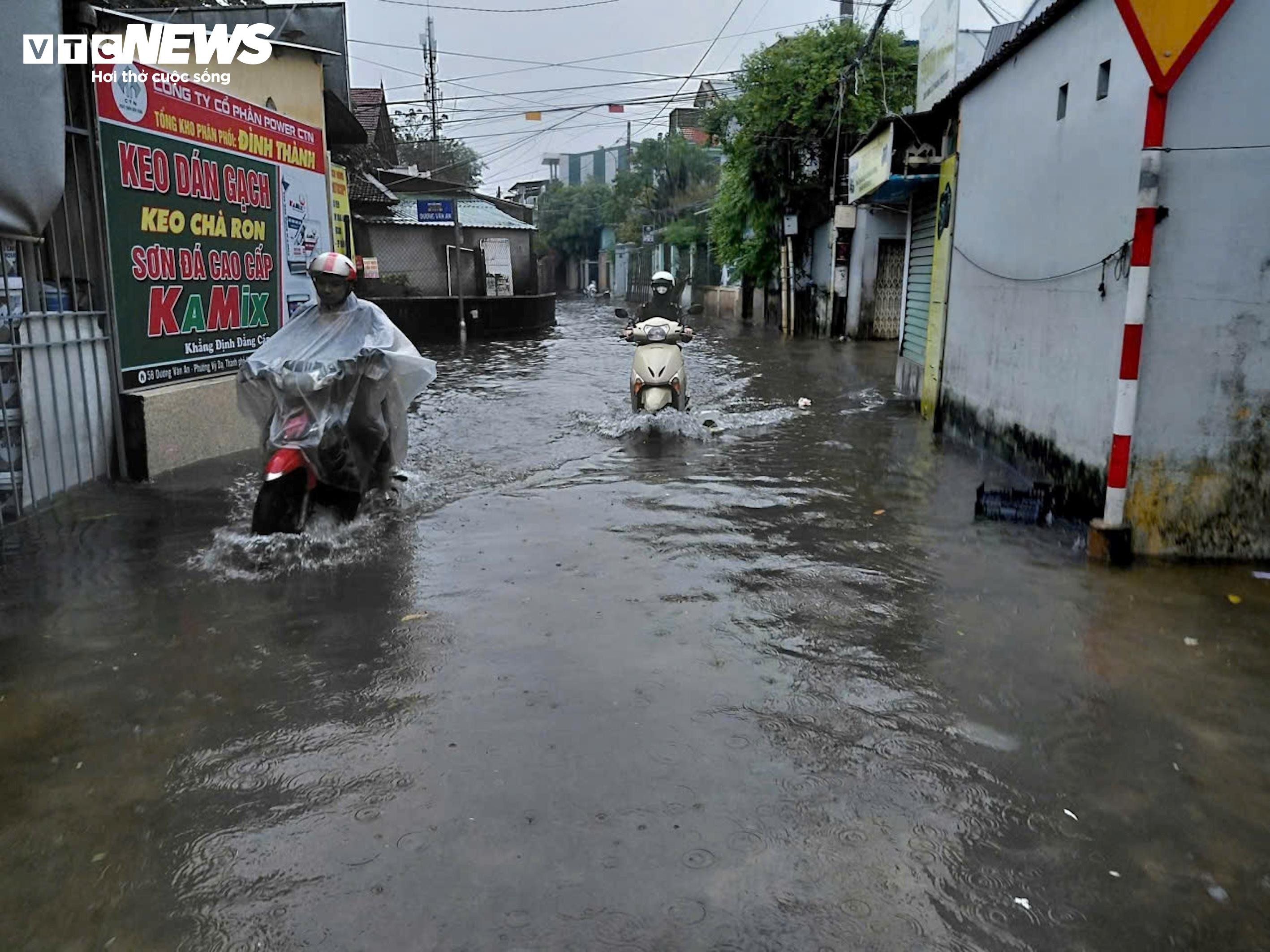 Mưa xối xả, nước sông lên nhanh, người dân TP Huế chạy lũ trong đêm - 10