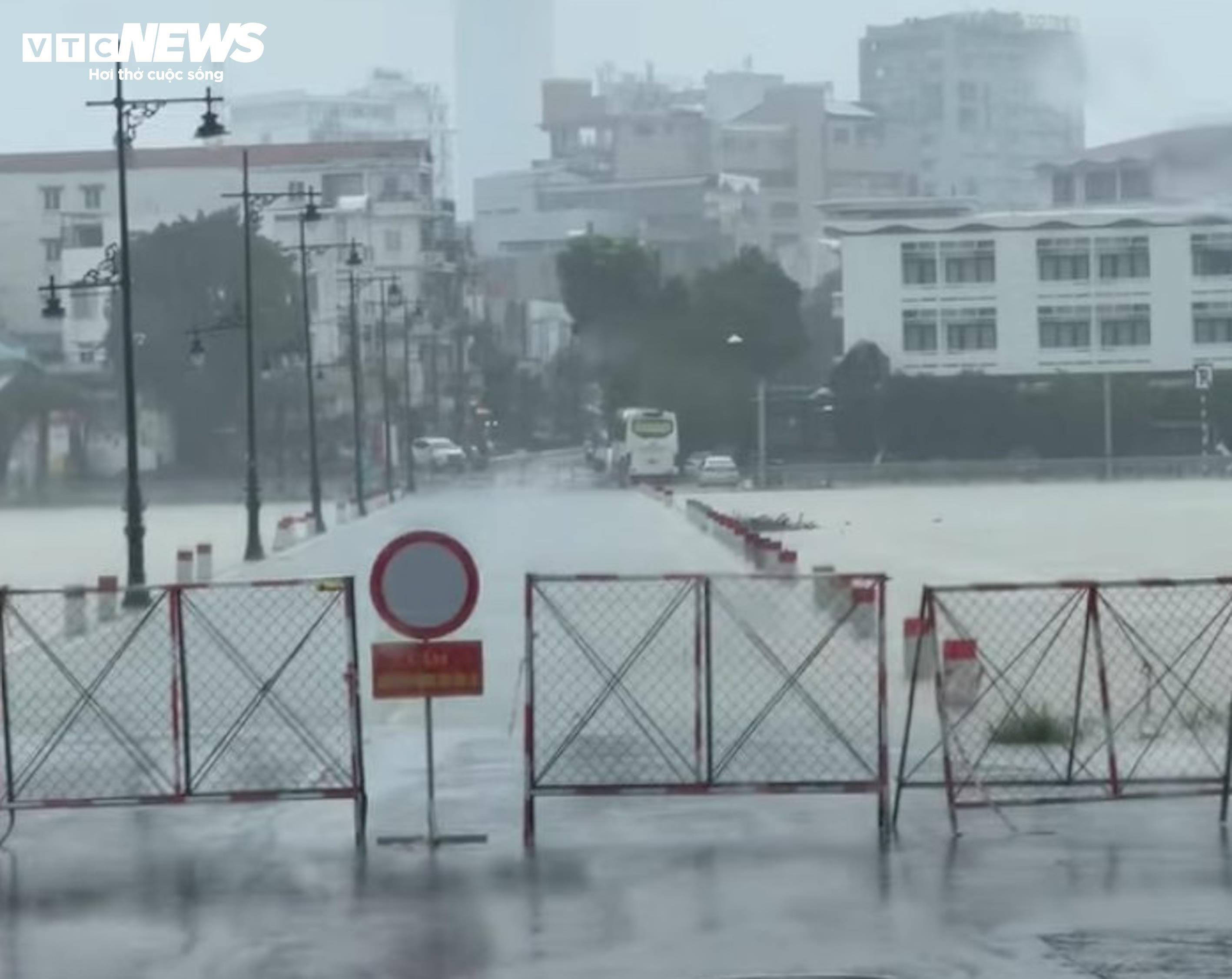 Mưa xối xả, nước sông lên nhanh, người dân TP Huế chạy lũ trong đêm - 1