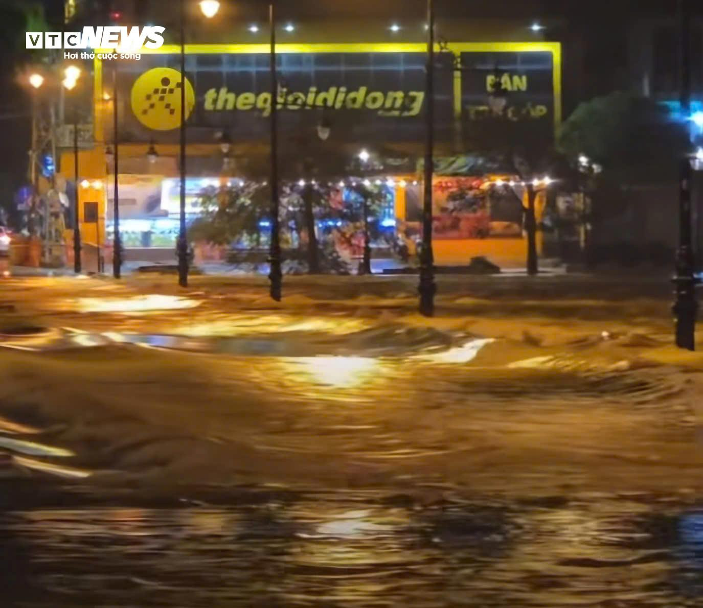 Mưa xối xả, nước sông lên nhanh, người dân TP Huế chạy lũ trong đêm - 2