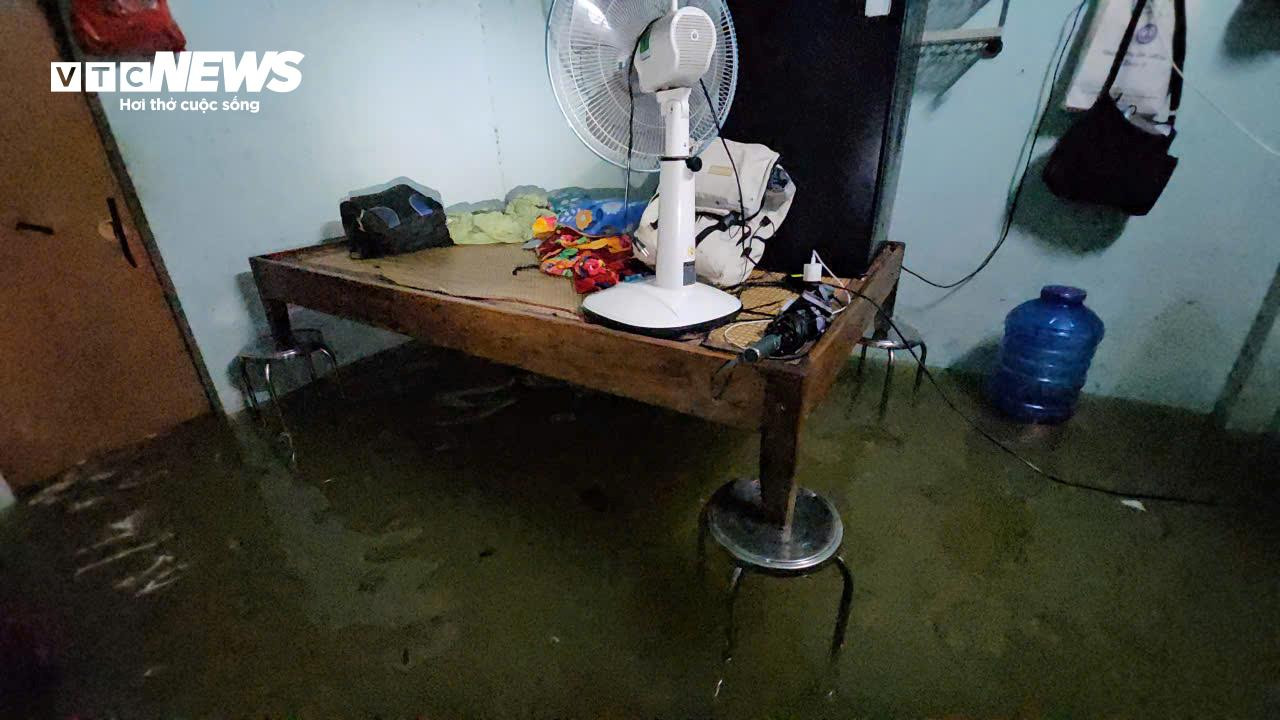 Mưa xối xả, nước sông lên nhanh, người dân TP Huế chạy lũ trong đêm - 9