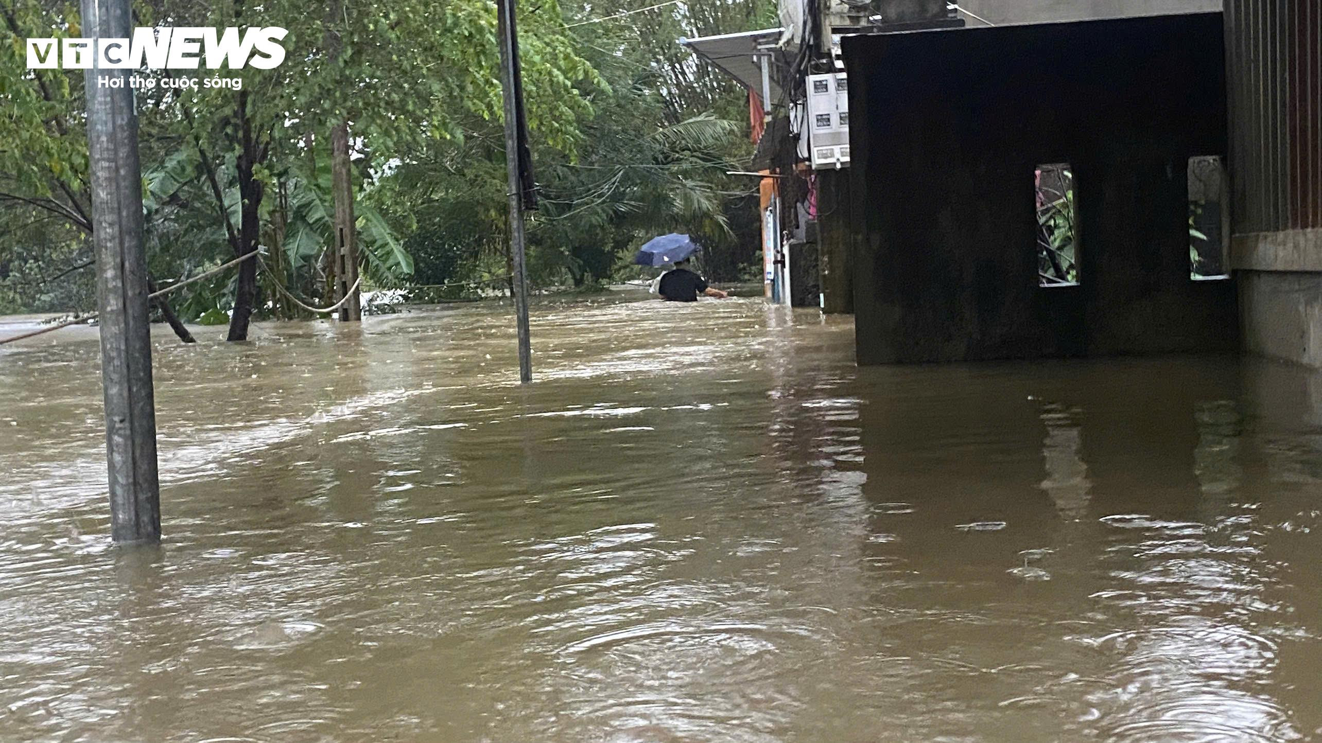 Mưa xối xả, nước sông lên nhanh, người dân TP Huế chạy lũ trong đêm - 3