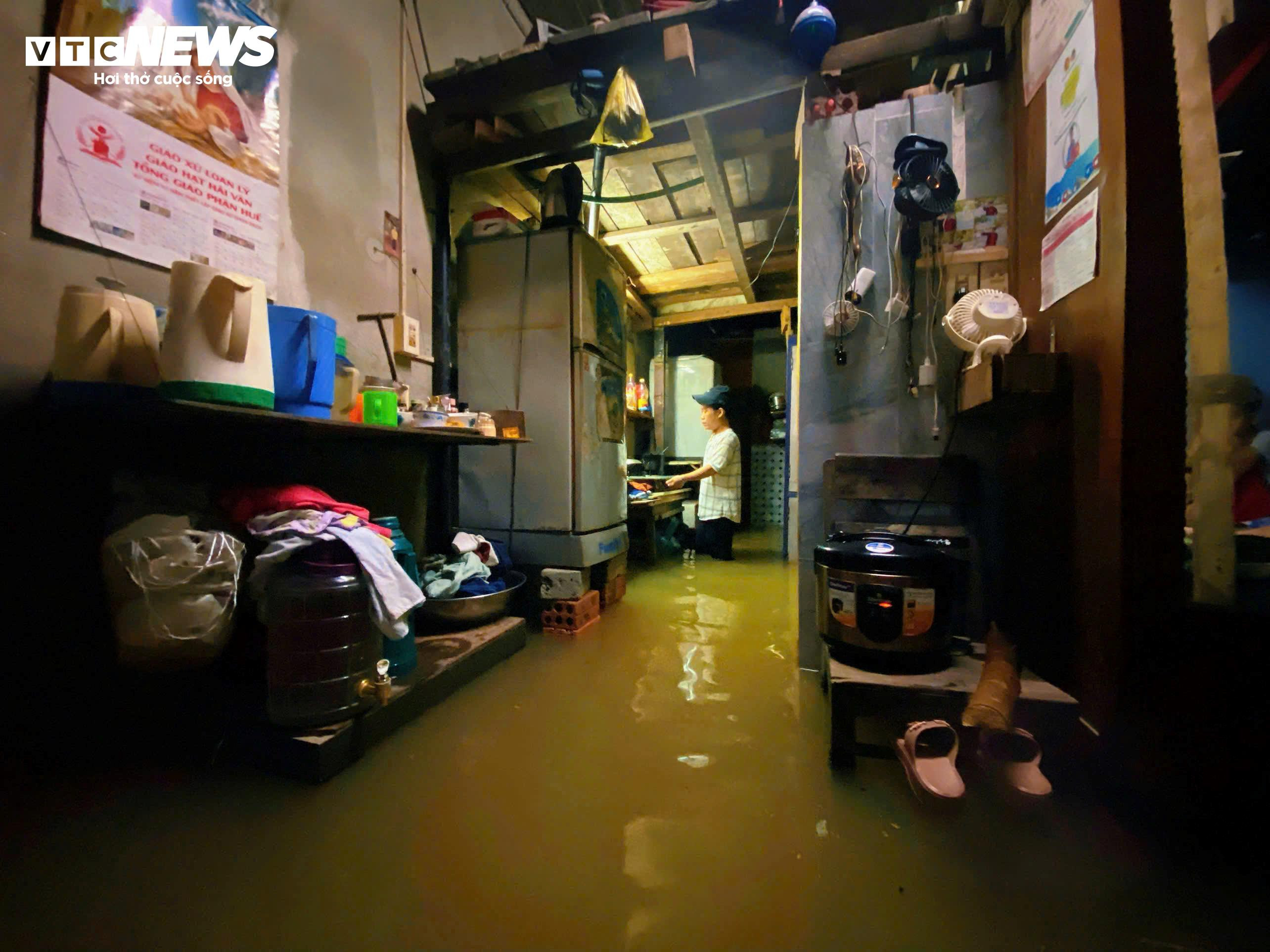 Mưa xối xả, nước sông lên nhanh, người dân TP Huế chạy lũ trong đêm - 7