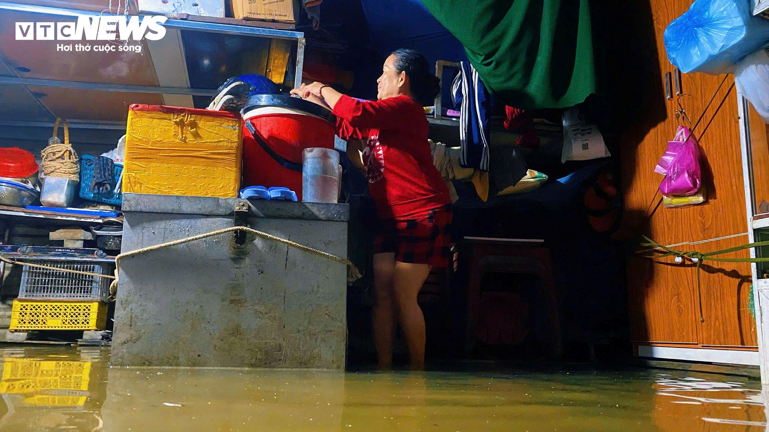 Mưa xối xả, nước sông lên nhanh, người dân TP Huế chạy lũ trong đêm - 6