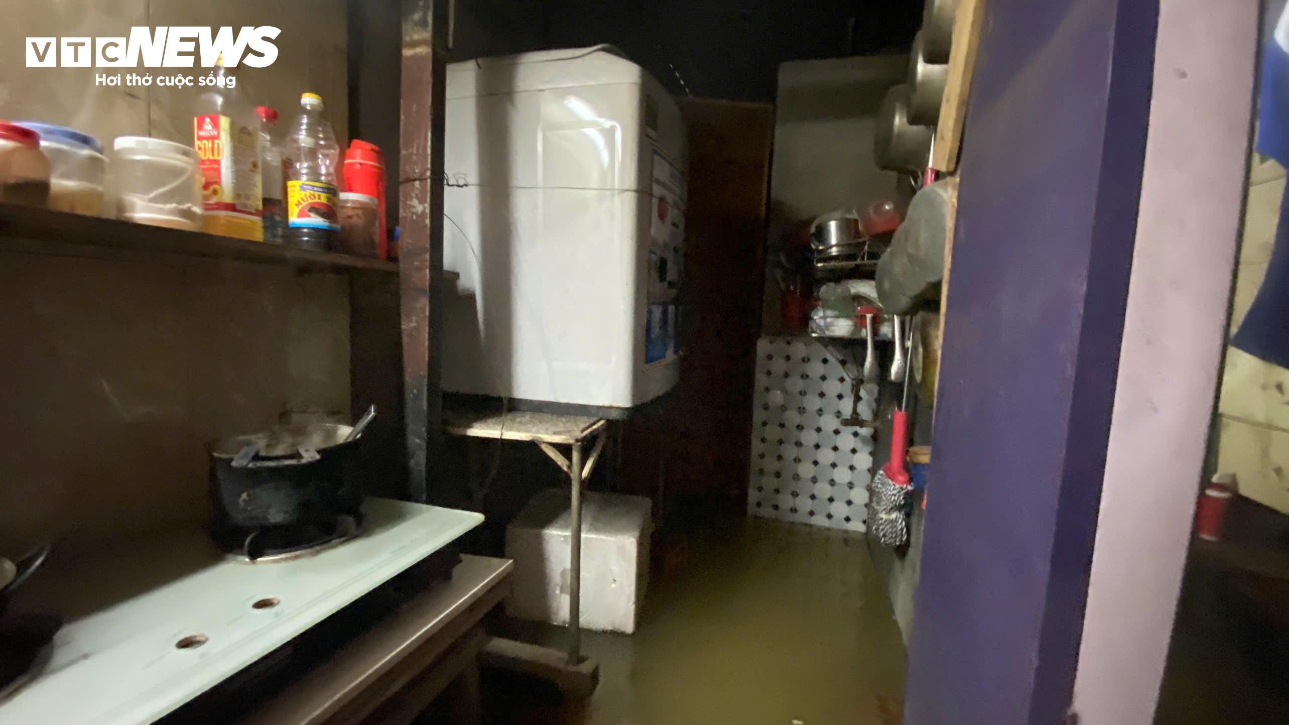 Mưa xối xả, nước sông lên nhanh, người dân TP Huế chạy lũ trong đêm - 8