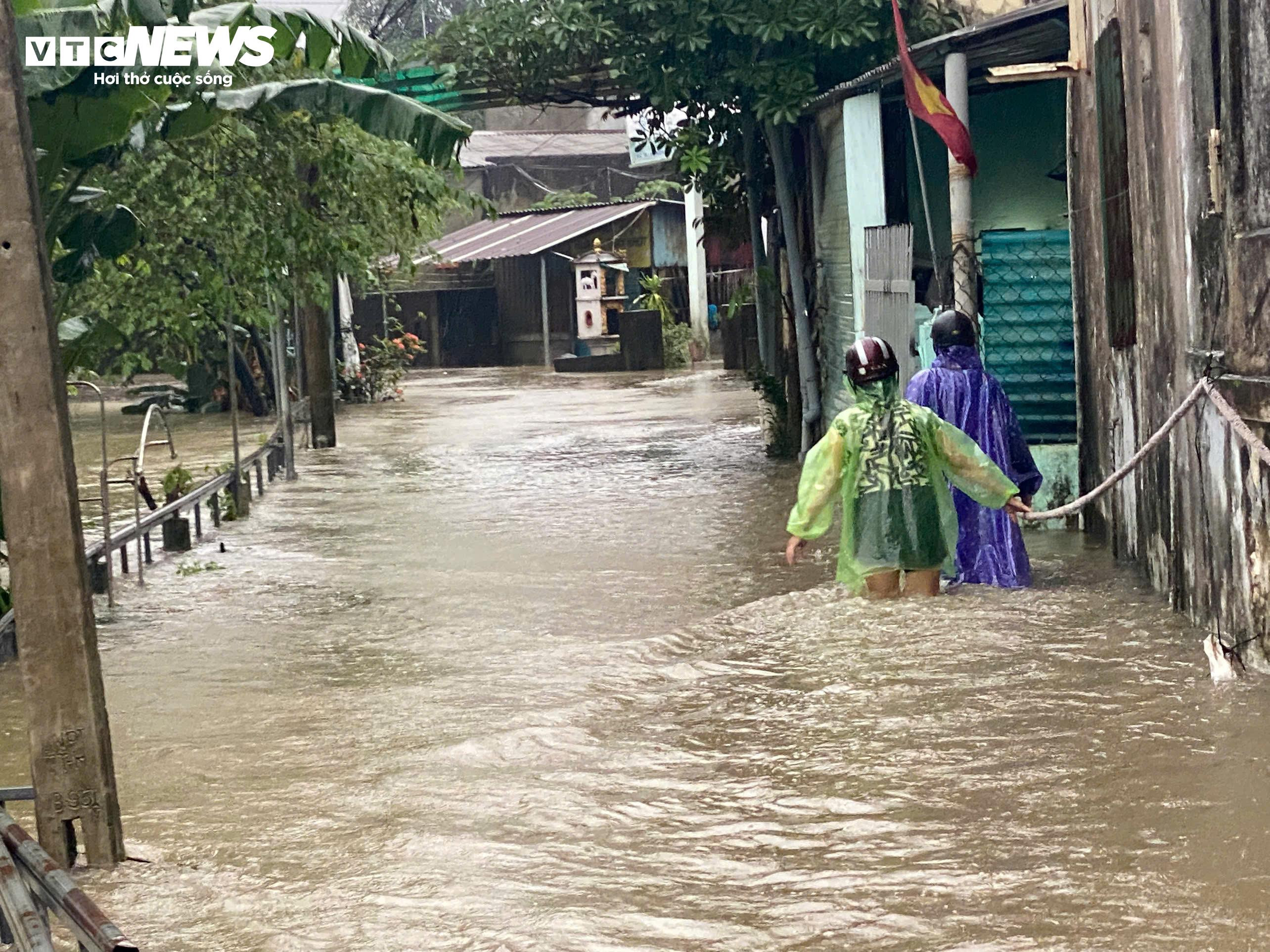 Mưa xối xả, nước sông lên nhanh, người dân TP Huế chạy lũ trong đêm - 5