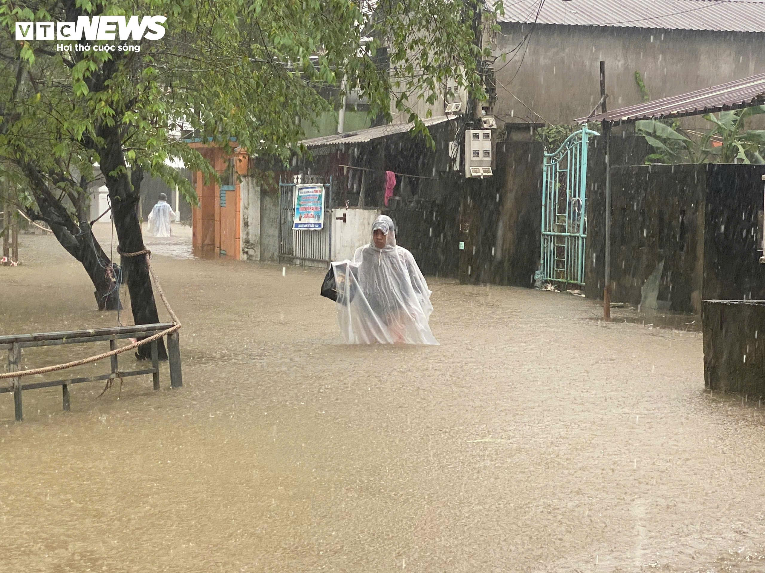 Mưa xối xả, nước sông lên nhanh, người dân TP Huế chạy lũ trong đêm - 4
