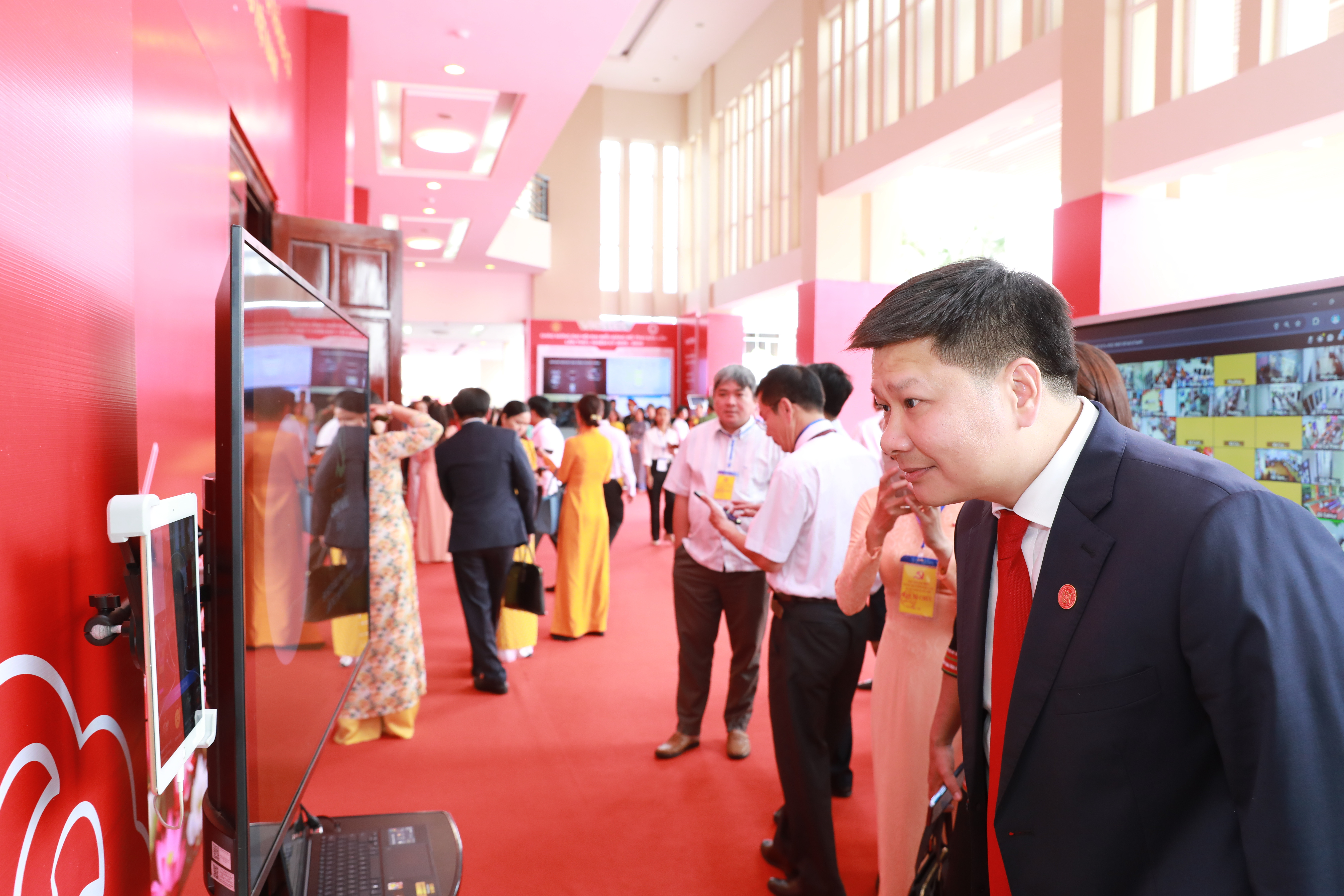 Sử dụng công nghệ AI để điểm danh đại biểu dự Đại hội Đảng bộ tỉnh Đắk Lắk - 4