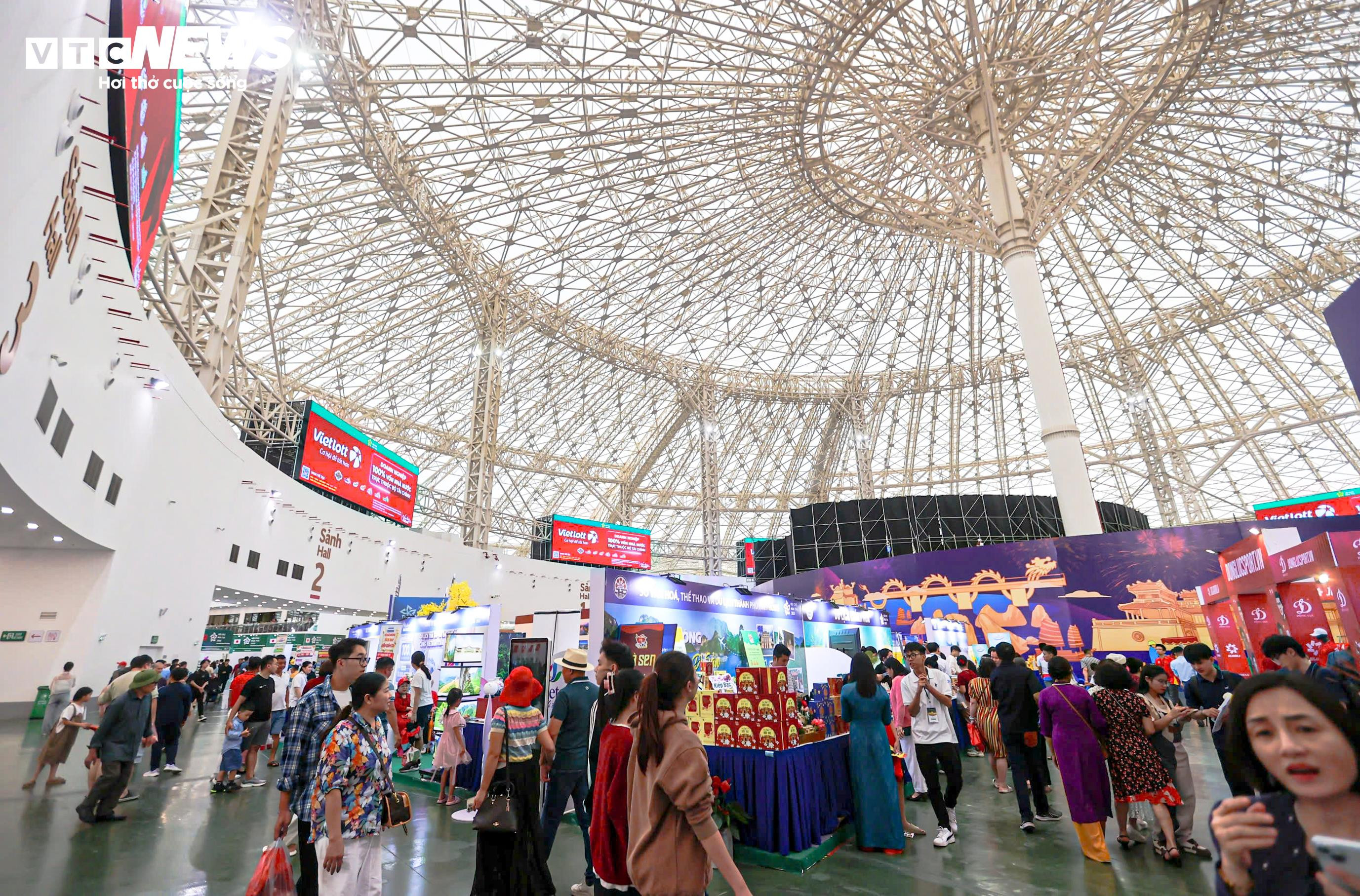 Thủ tướng Phạm Minh Chính dự lễ bế mạc Hội chợ mùa Thu lần thứ nhất - 2025 - 8