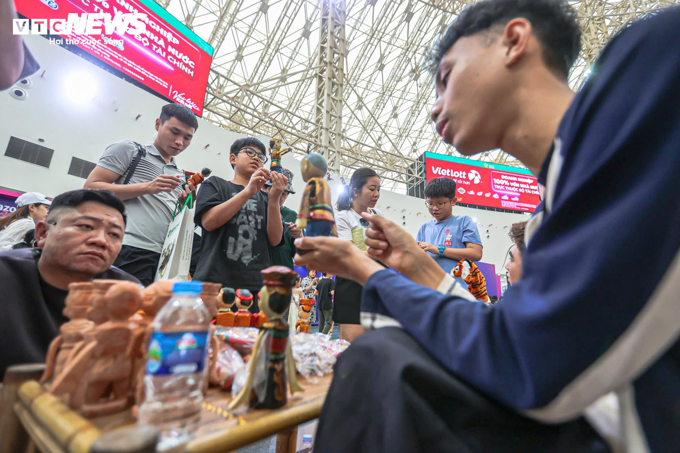 Nón làng Chuông, gốm Bát Tràng, quạt Chàng Sơn... hội tụ tại Hội chợ Mùa thu - 17