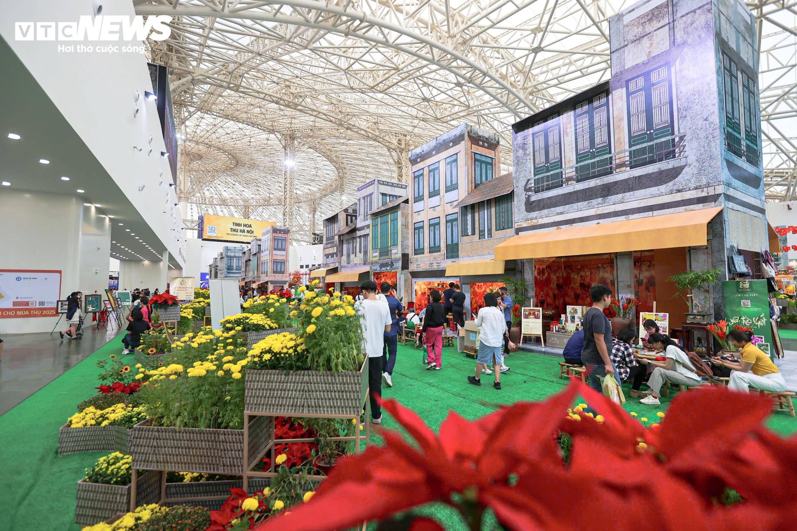 Nón làng Chuông, gốm Bát Tràng, quạt Chàng Sơn... hội tụ tại Hội chợ Mùa thu - 2