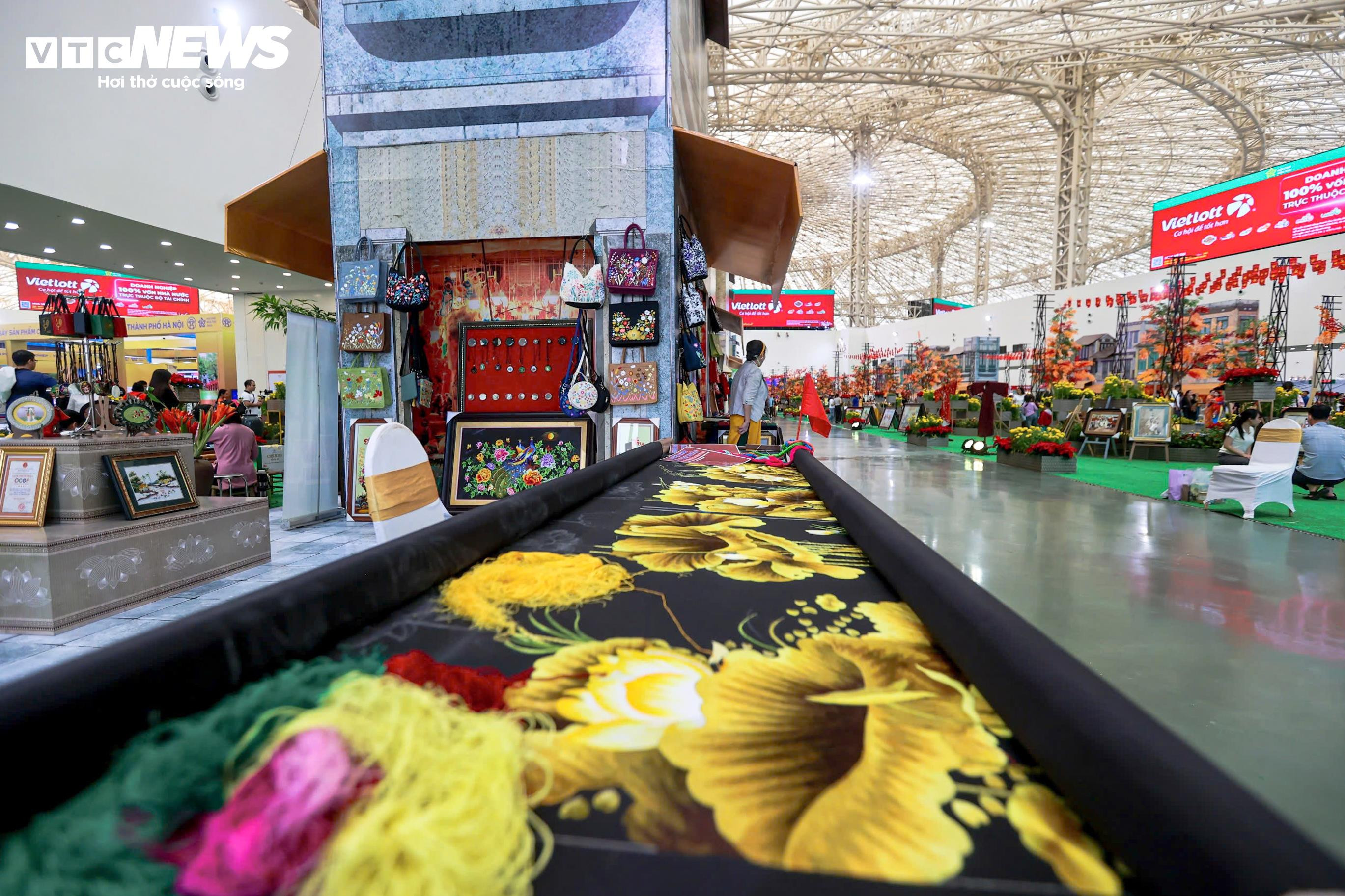 Nón làng Chuông, gốm Bát Tràng, quạt Chàng Sơn... hội tụ tại Hội chợ Mùa thu - 7