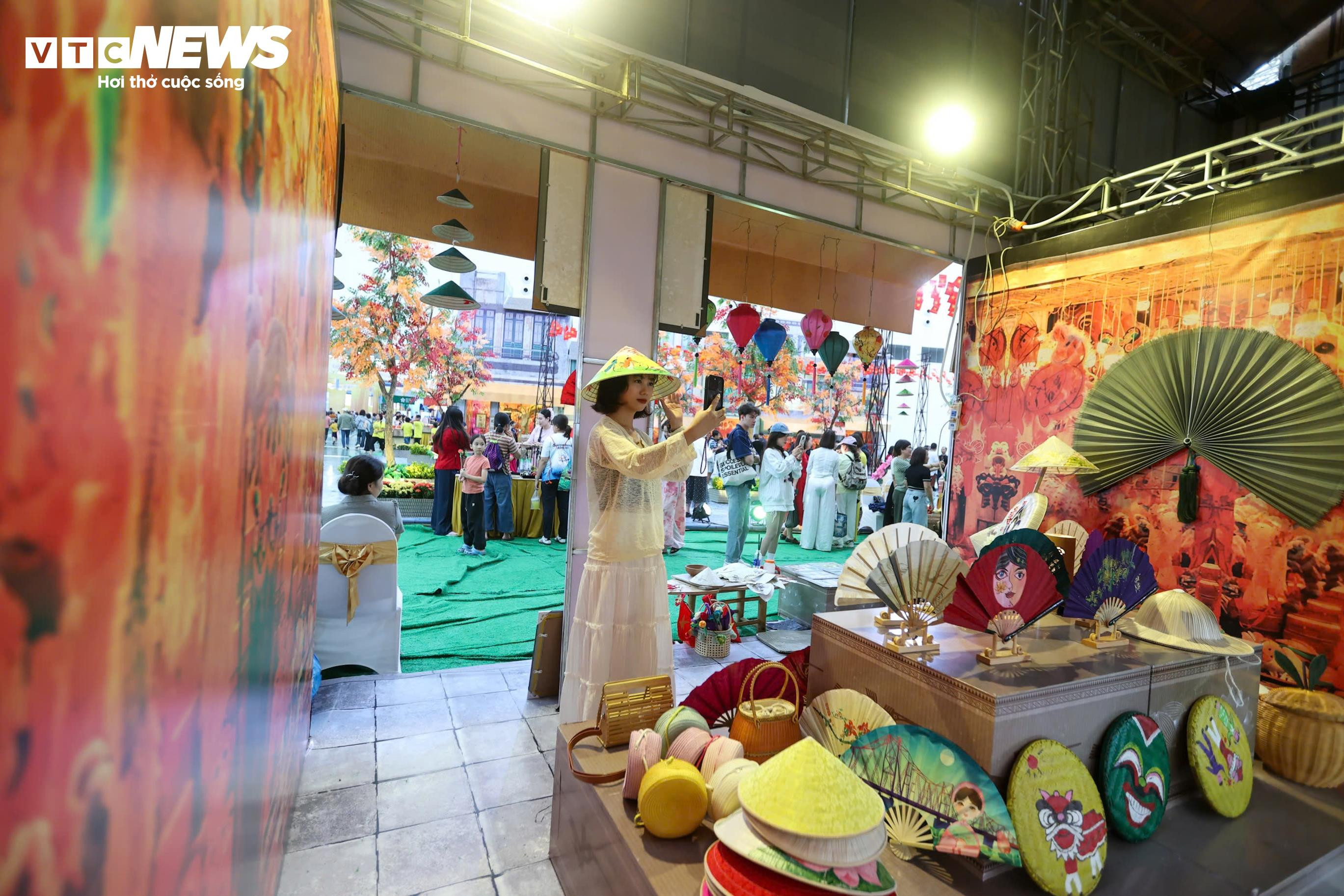 Nón làng Chuông, gốm Bát Tràng, quạt Chàng Sơn... hội tụ tại Hội chợ Mùa thu - 8