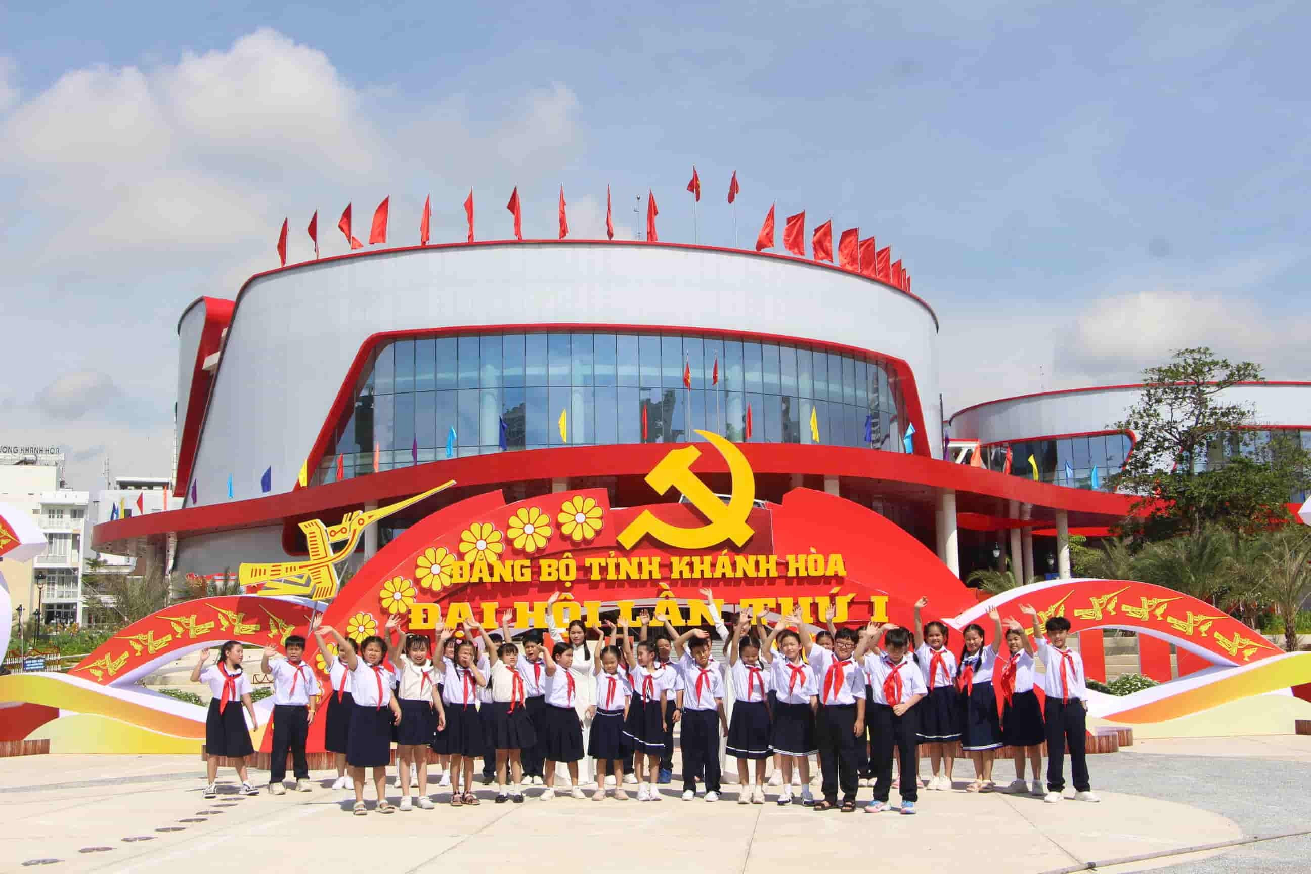 Khánh Hòa 'thay áo mới' chào mừng Đại hội đại biểu Đảng bộ tỉnh - 6