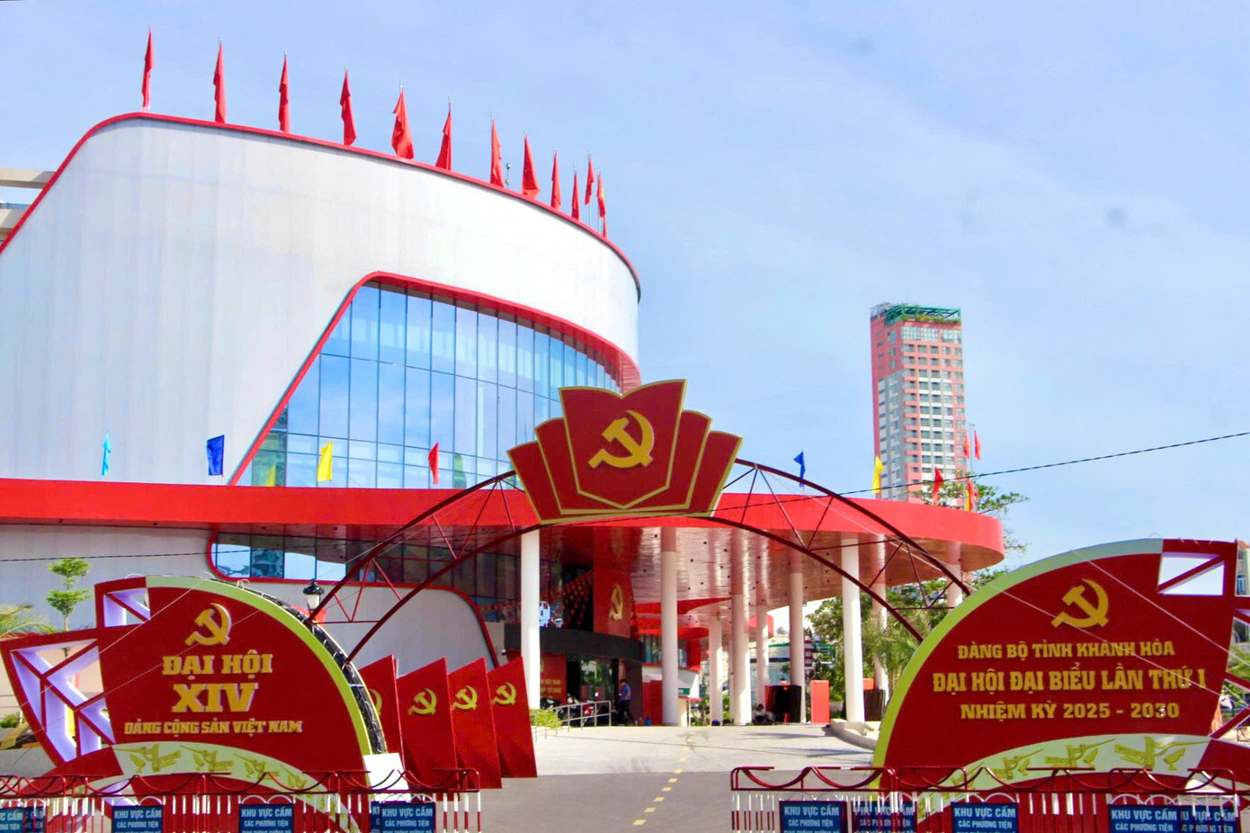 Khánh Hòa 'thay áo mới' chào mừng Đại hội đại biểu Đảng bộ tỉnh - 8