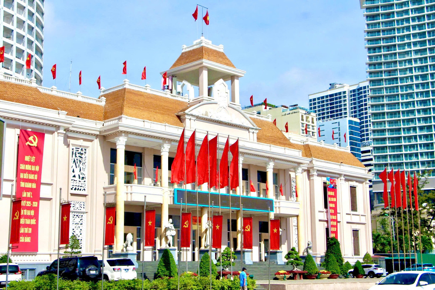 Khánh Hòa 'thay áo mới' chào mừng Đại hội đại biểu Đảng bộ tỉnh - 7