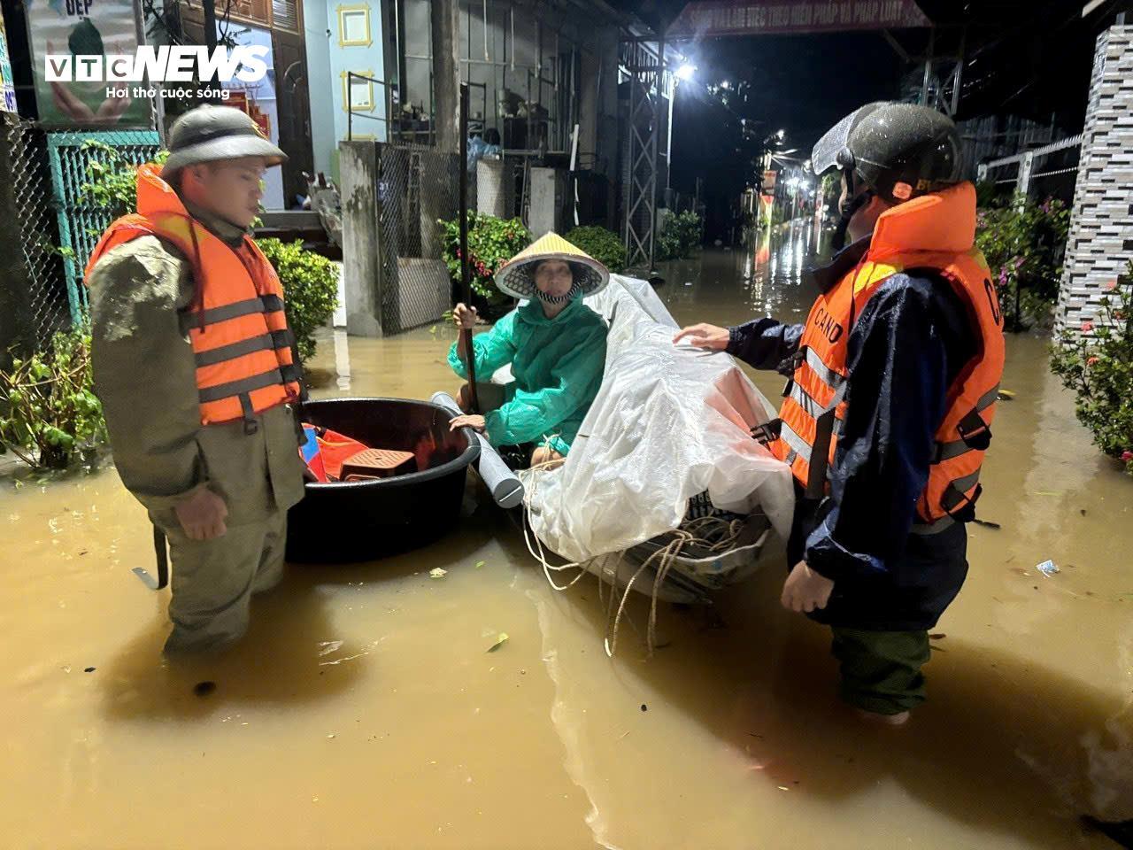 Lũ lịch sử 'nhấn chìm' nhiều bệnh viện ở Huế, nhiều nơi ở Đà Nẵng cô lập - 8