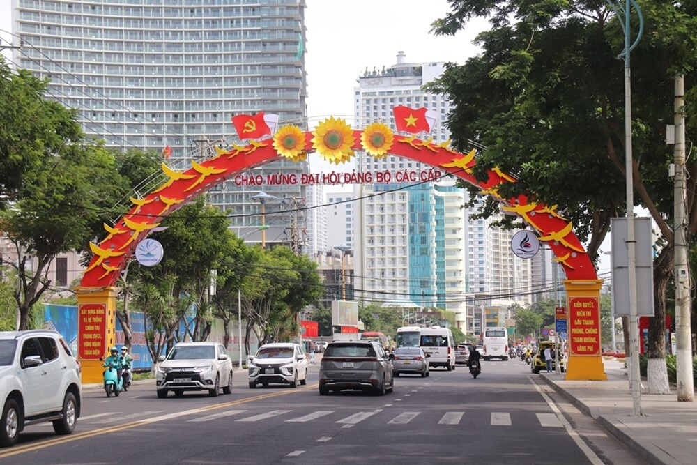 Khánh Hòa 'thay áo mới' chào mừng Đại hội đại biểu Đảng bộ tỉnh - 4