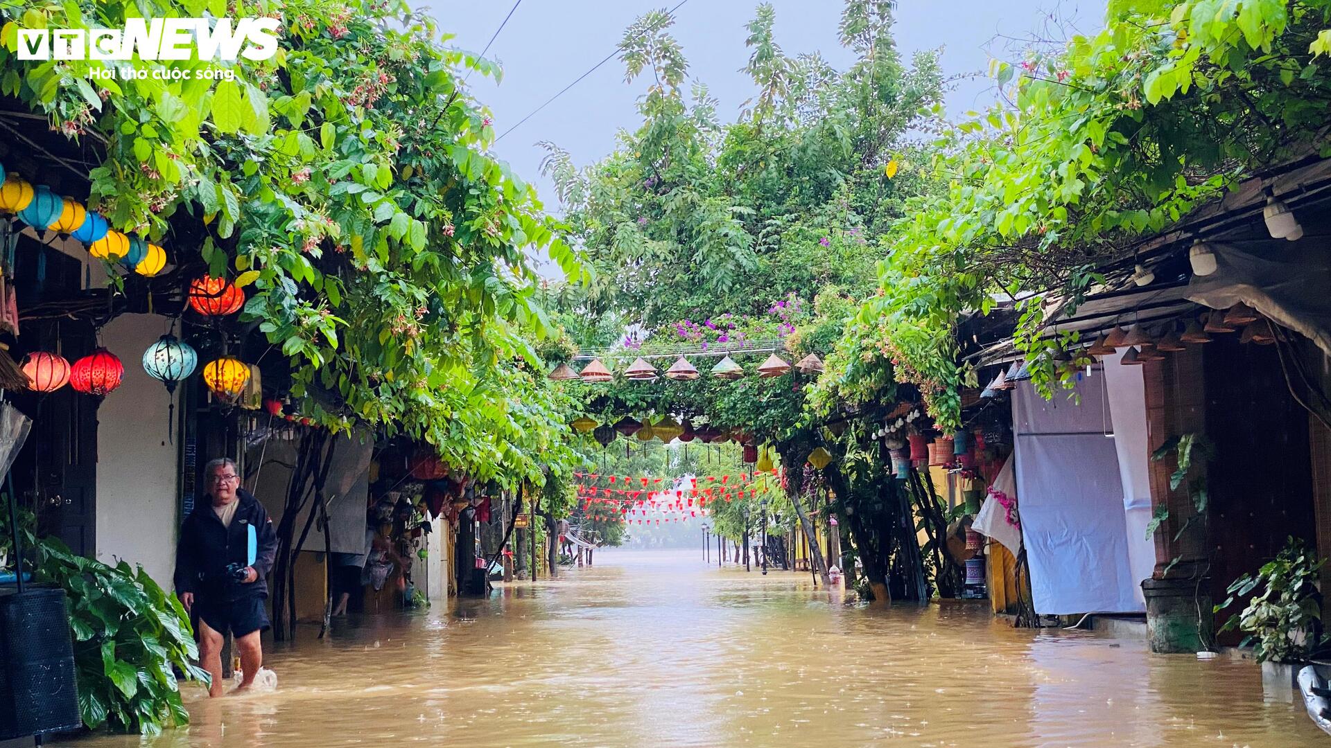 Phố cổ Hội An mênh mông nước, dân bơi thuyền đi lại - 4