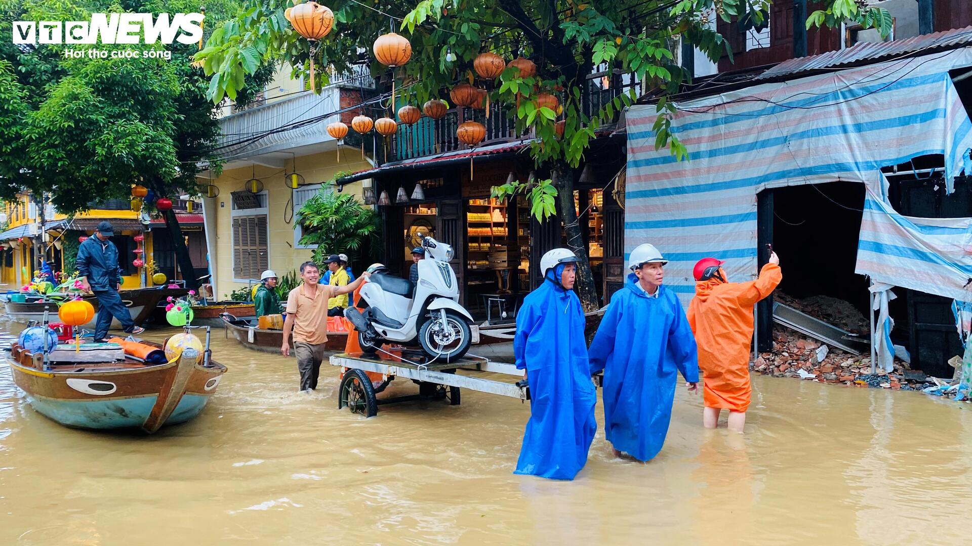 Phố cổ Hội An mênh mông nước, dân bơi thuyền đi lại - 9