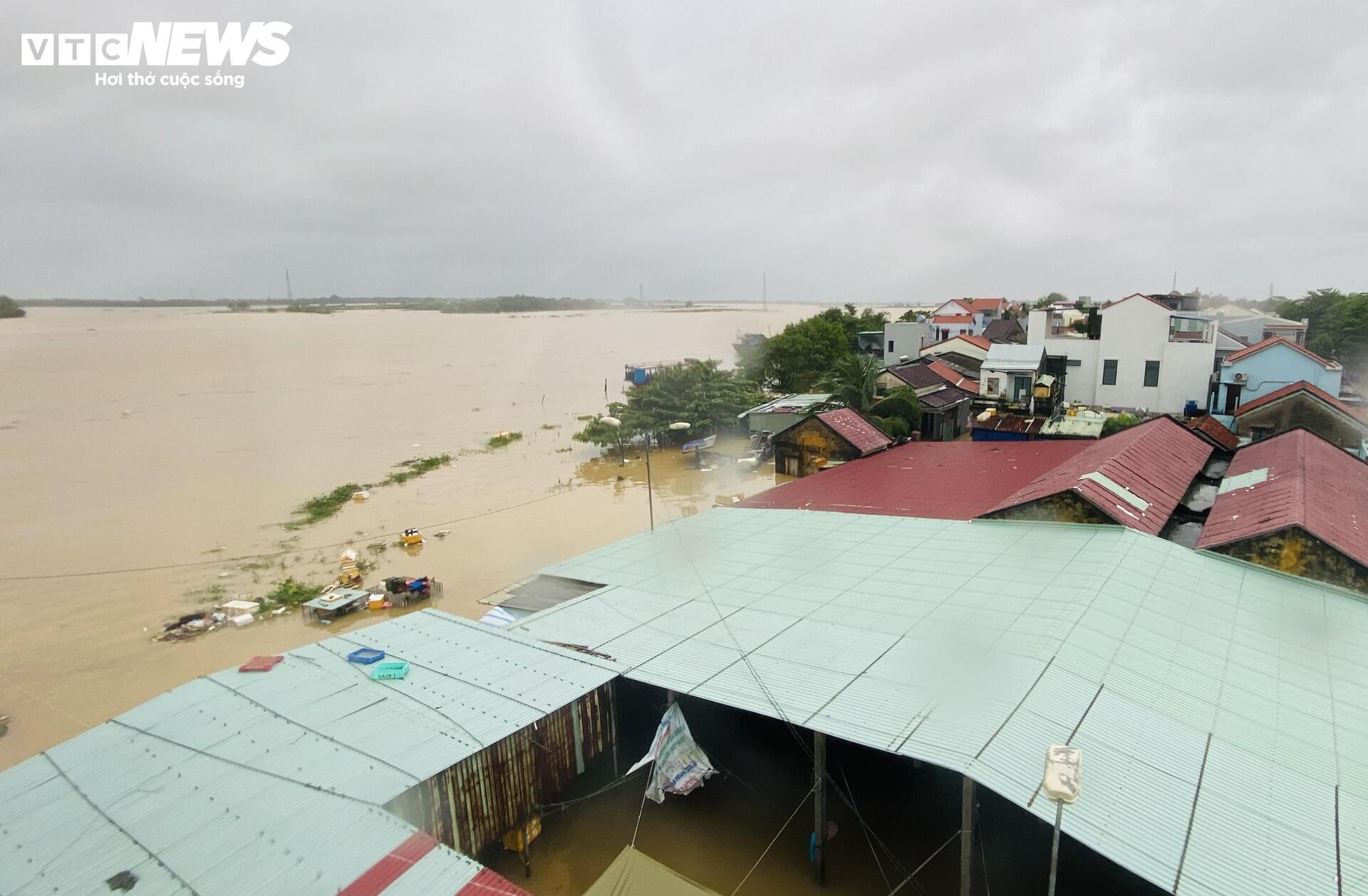 Phố cổ Hội An mênh mông nước, dân bơi thuyền đi lại - 1