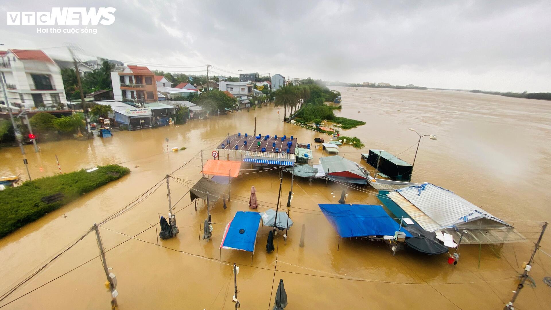 Phố cổ Hội An mênh mông nước, dân bơi thuyền đi lại - 12