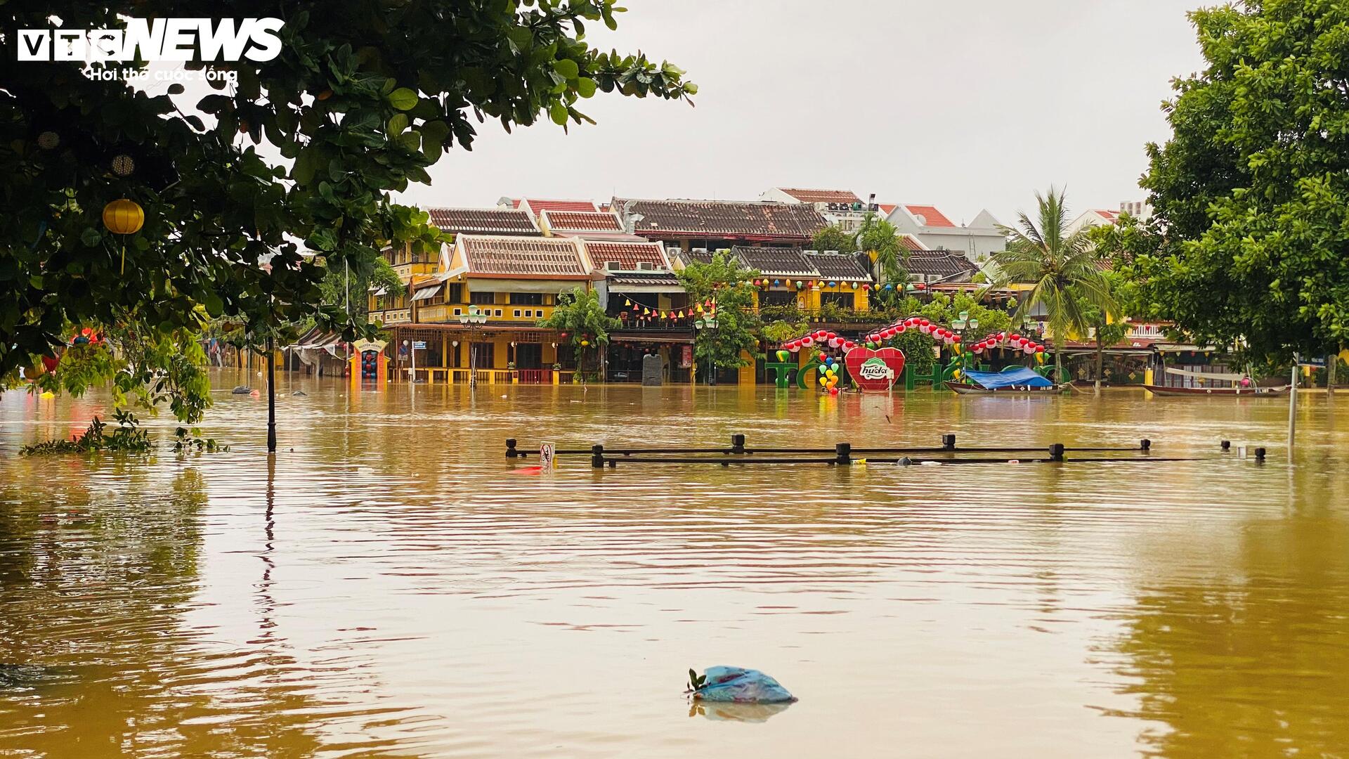 Phố cổ Hội An mênh mông nước, dân bơi thuyền đi lại - 3