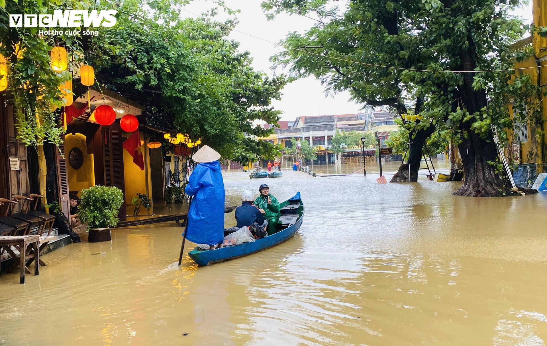 Phố cổ Hội An mênh mông nước, dân bơi thuyền đi lại - 8