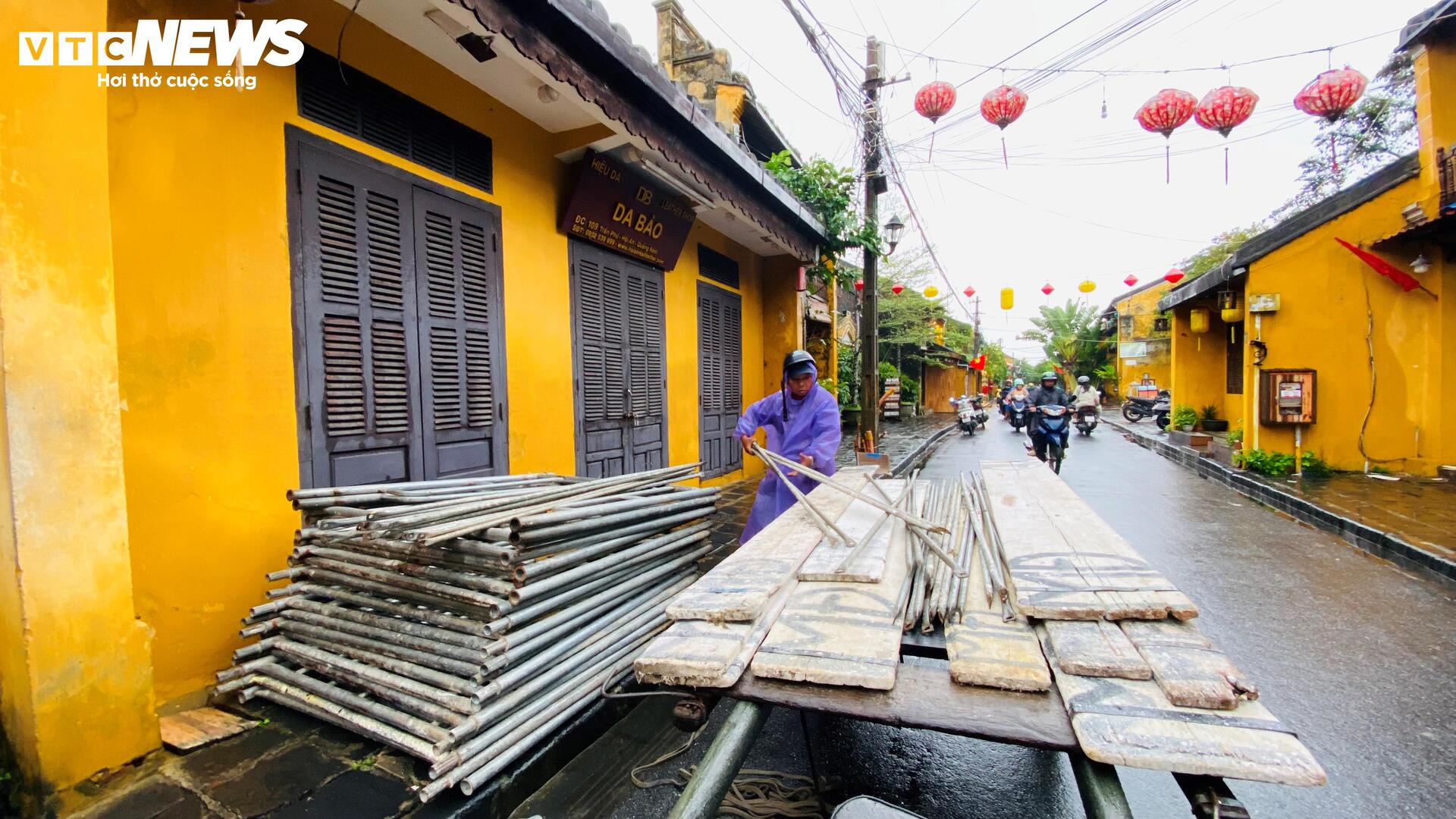 Phố cổ Hội An mênh mông nước, dân bơi thuyền đi lại - 11