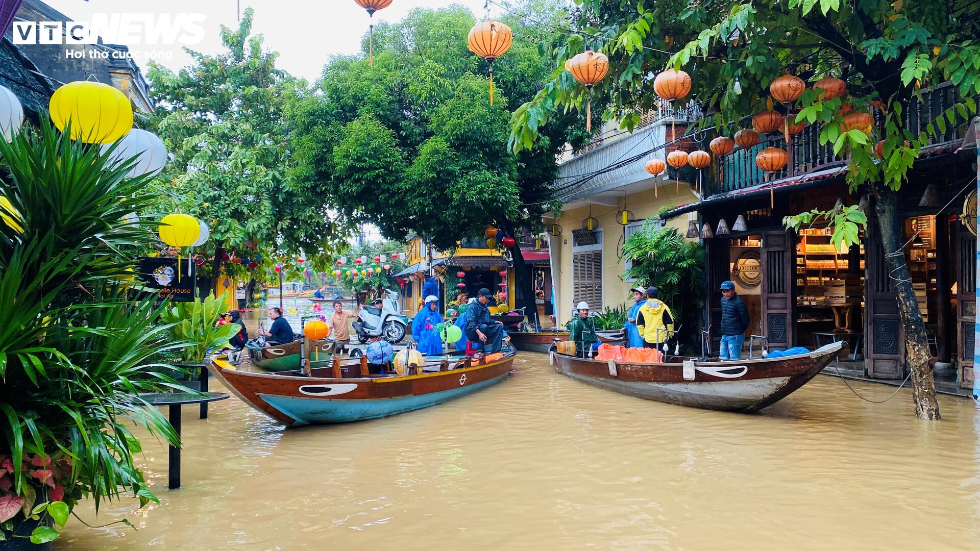 Phố cổ Hội An mênh mông nước, dân bơi thuyền đi lại - 7